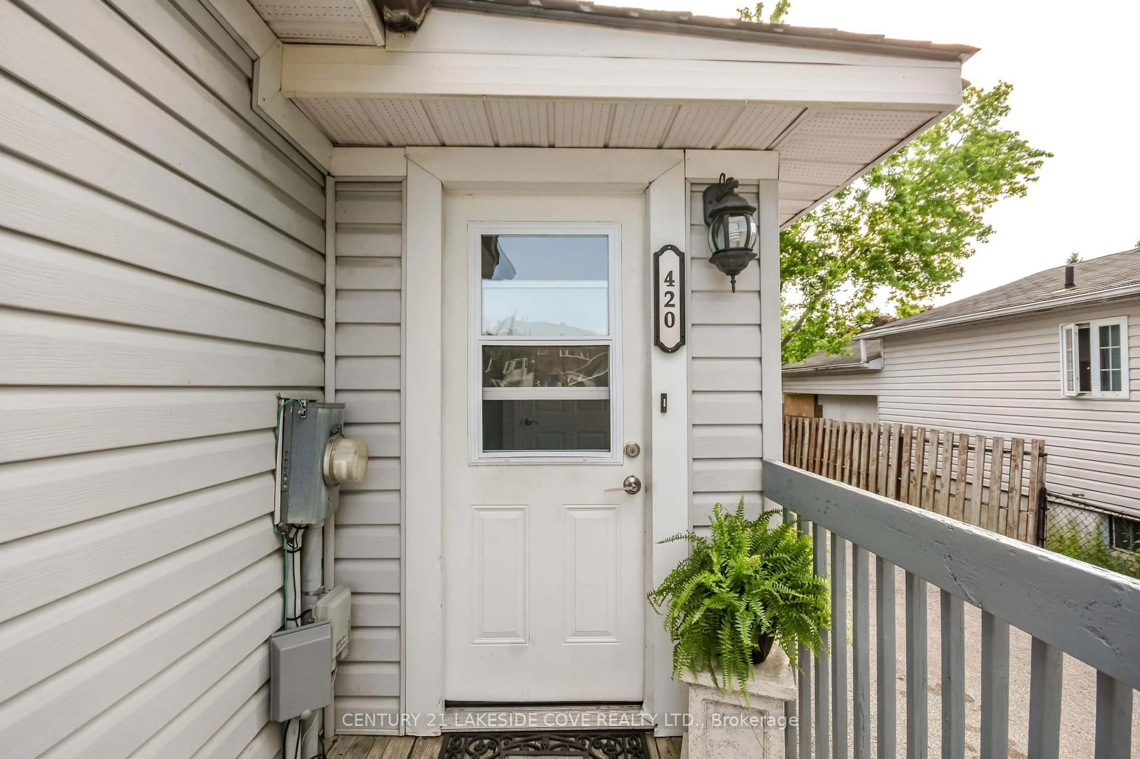 Indoor entryway for 420 Raymond Ave, Orillia Ontario L3V 6X4