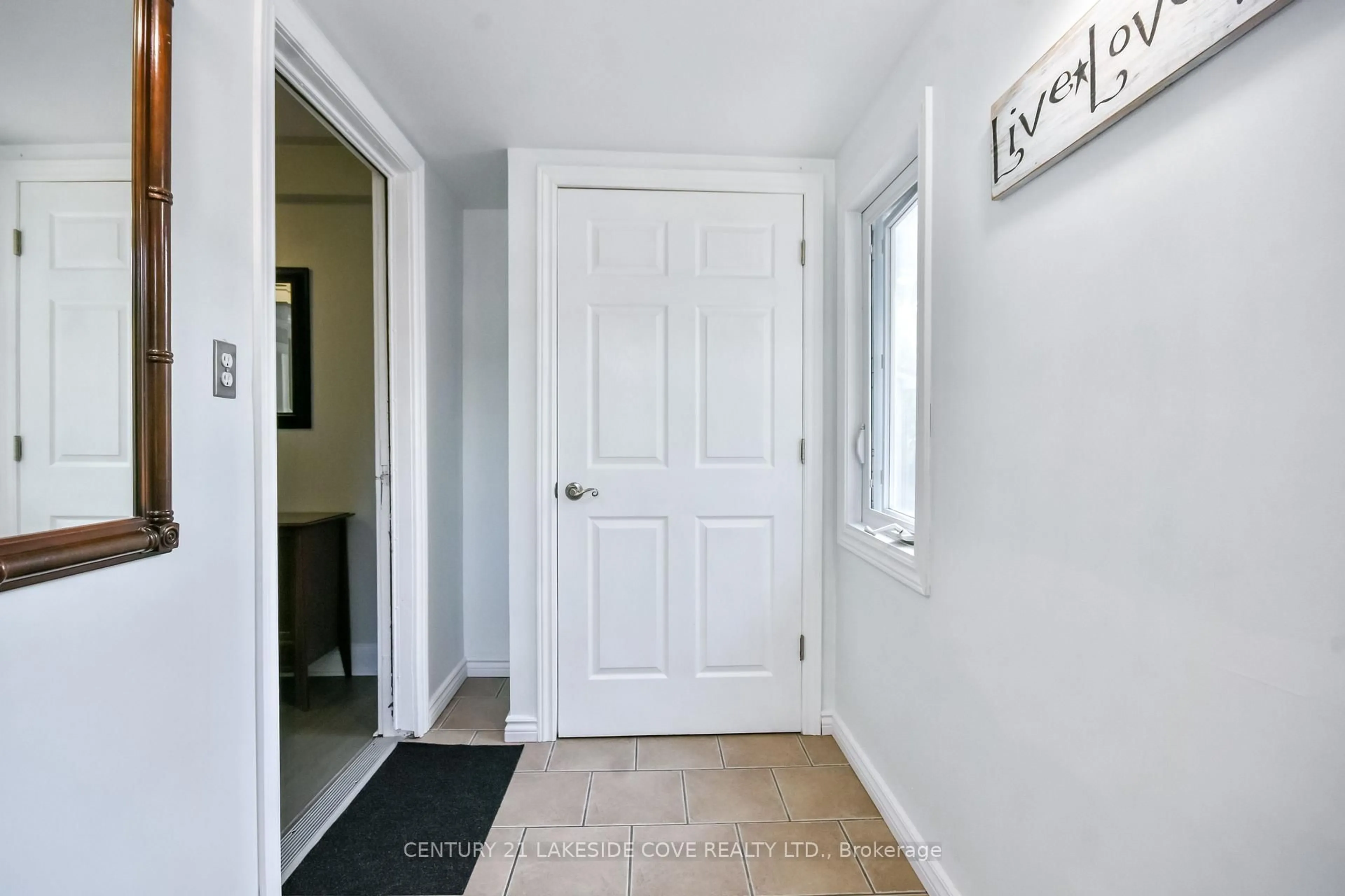 Indoor entryway for 420 Raymond Ave, Orillia Ontario L3V 6X4