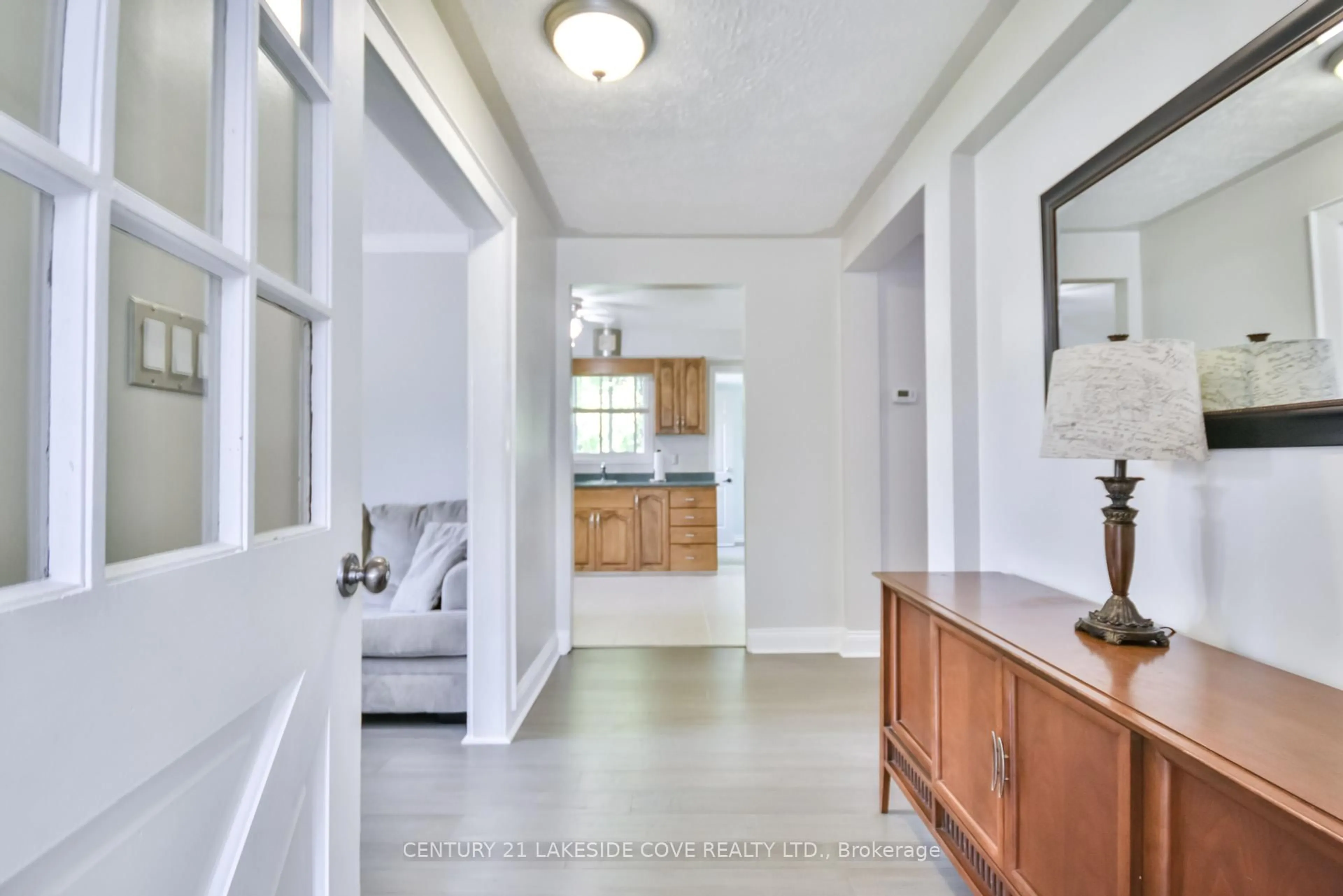 Indoor entryway for 420 Raymond Ave, Orillia Ontario L3V 6X4