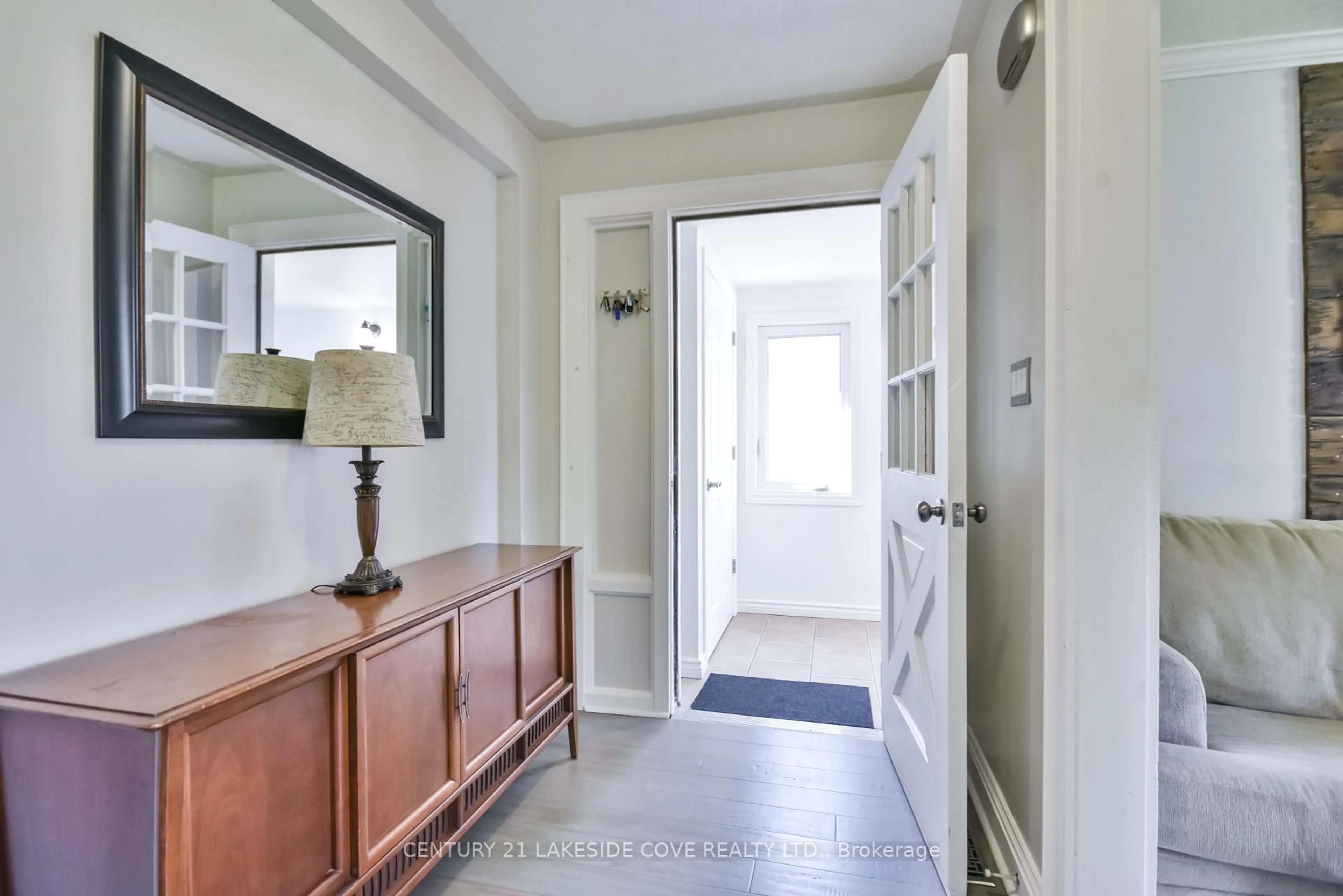 Indoor entryway for 420 Raymond Ave, Orillia Ontario L3V 6X4
