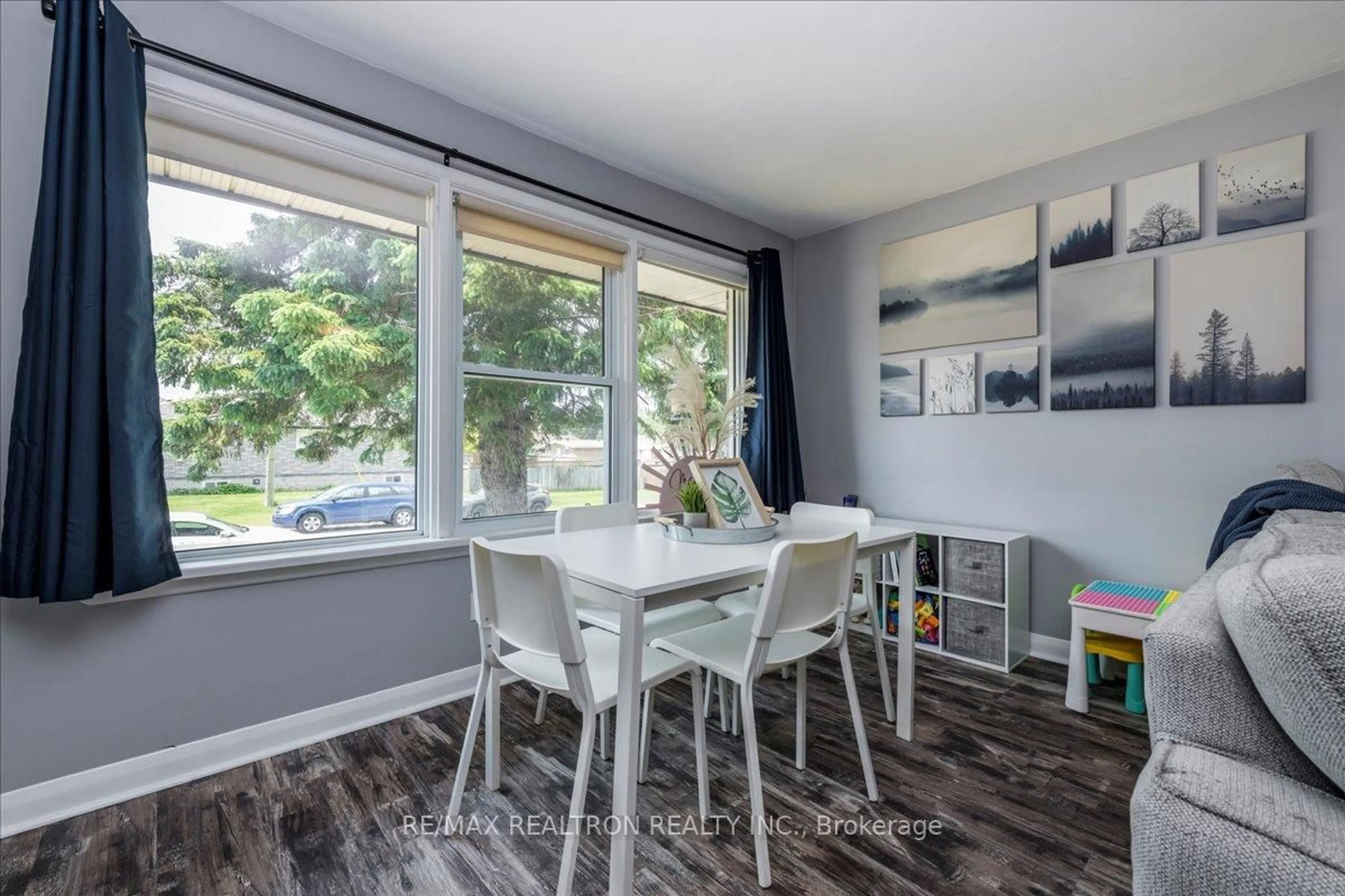 Dining room, wood/laminate floor for 467 Irwin St, Midland Ontario L4R 2V7