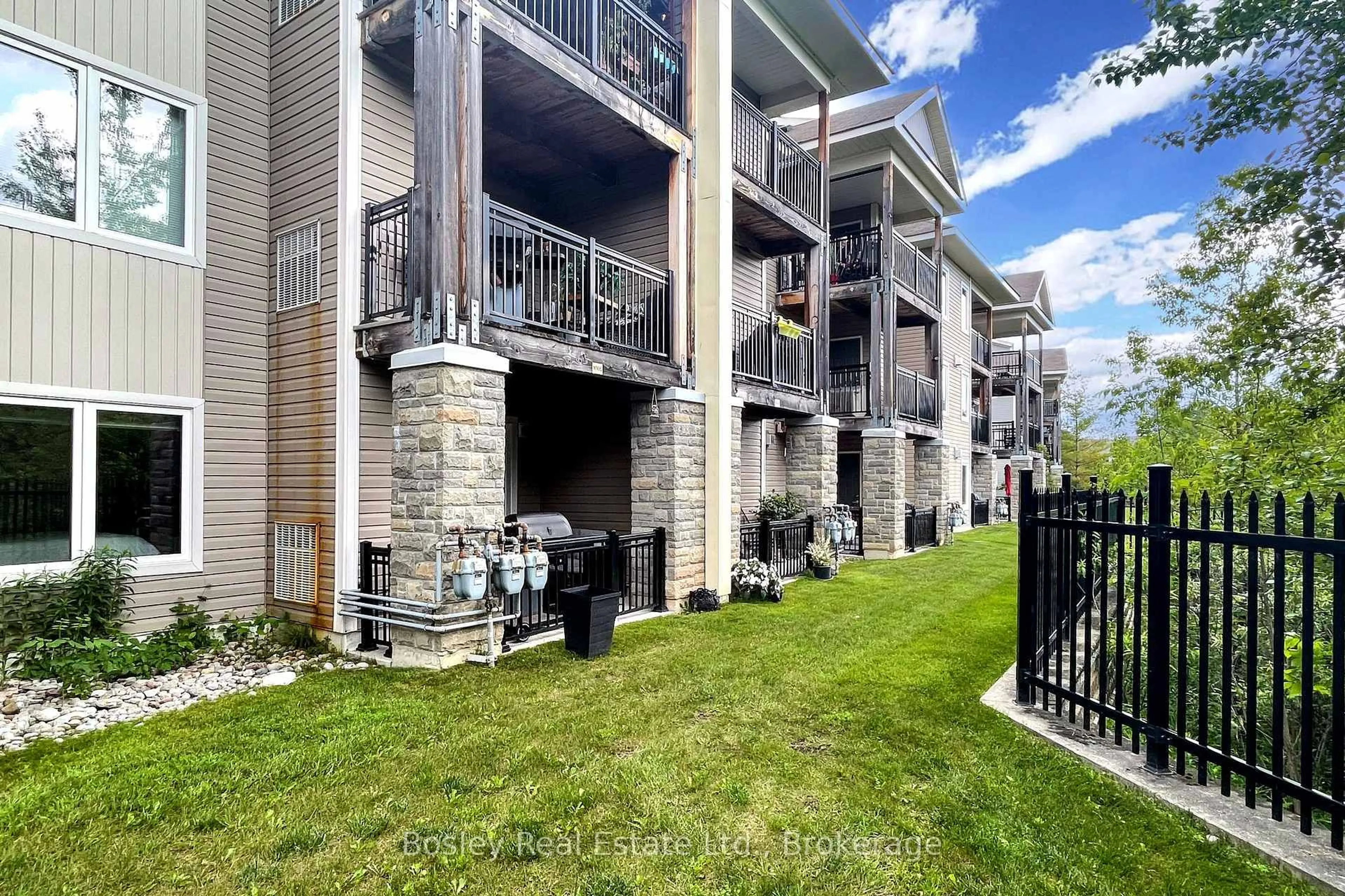 Patio, unknown for 10 Brandy Lane Dr #105, Collingwood Ontario L9Y 0X4