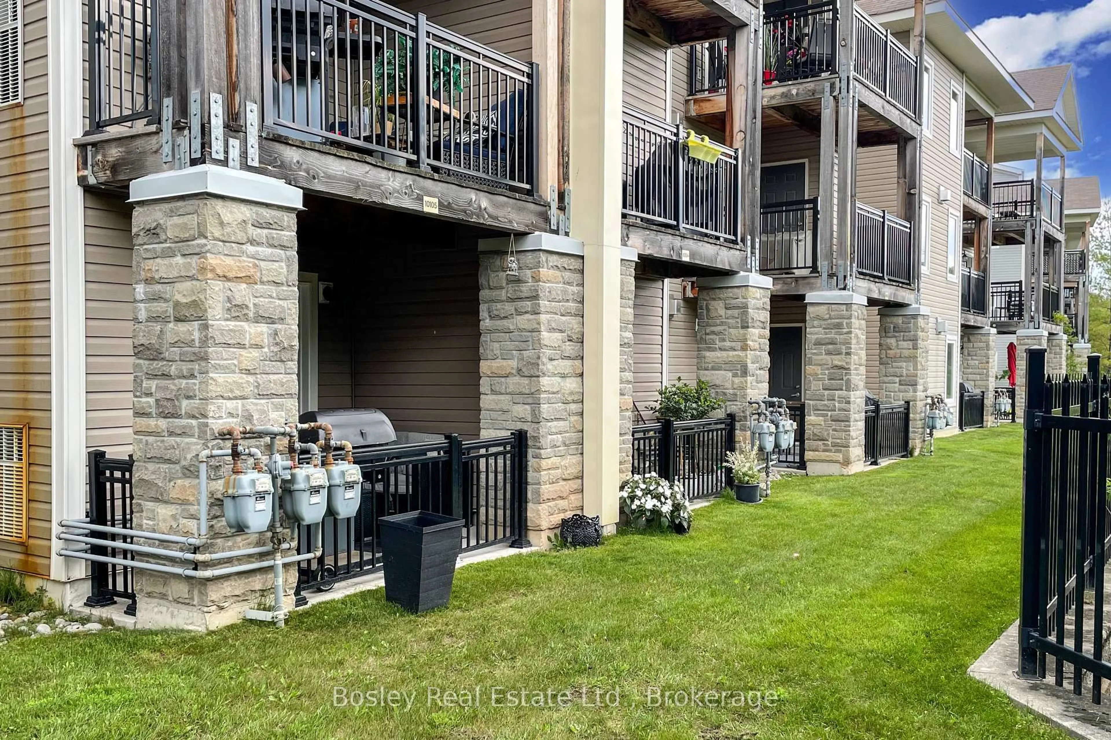 Patio, unknown for 10 Brandy Lane Dr #105, Collingwood Ontario L9Y 0X4