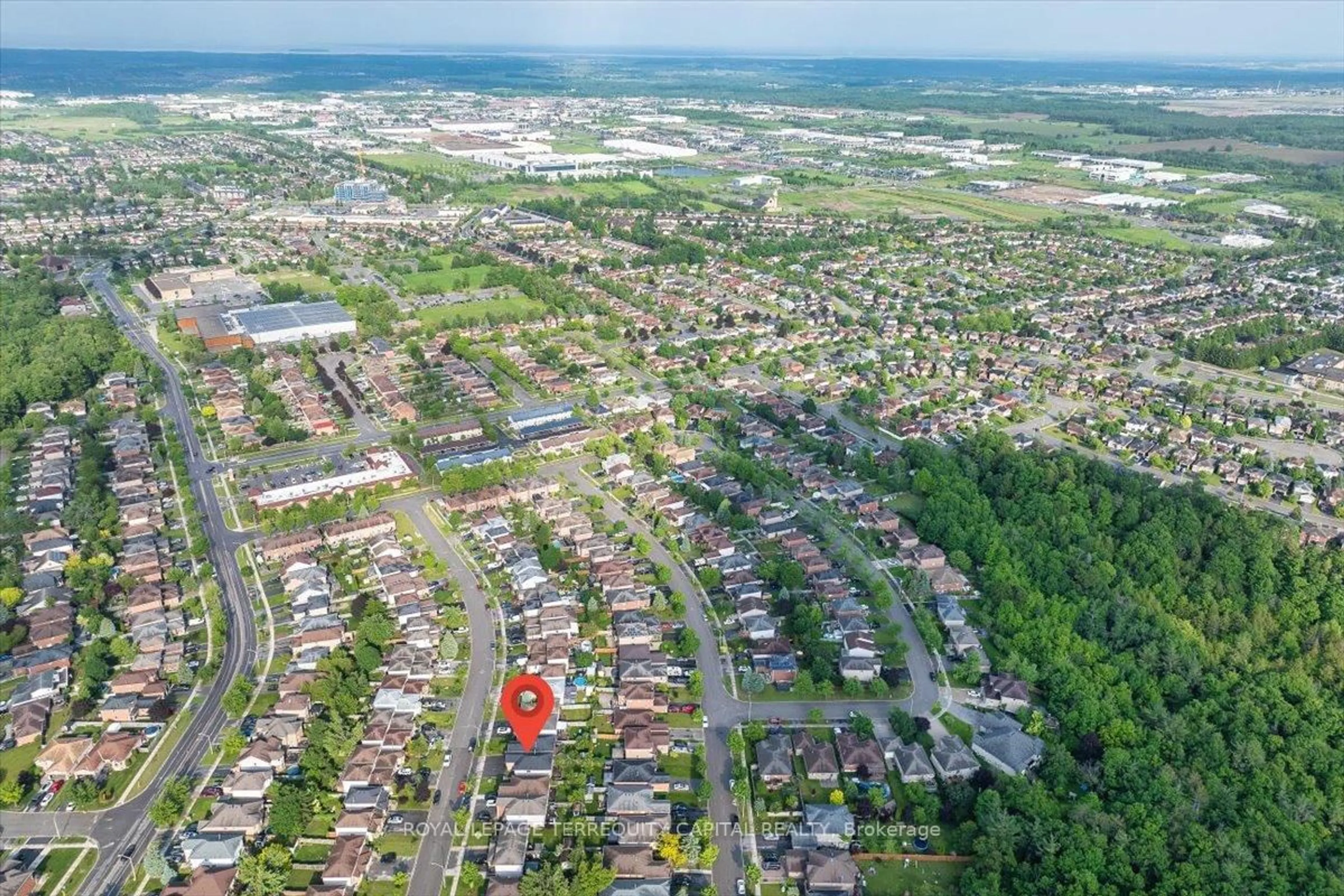 A pic from outside/outdoor area/front of a property/back of a property/a pic from drone, street for 43 Willow Dr, Barrie Ontario L4N 8T1