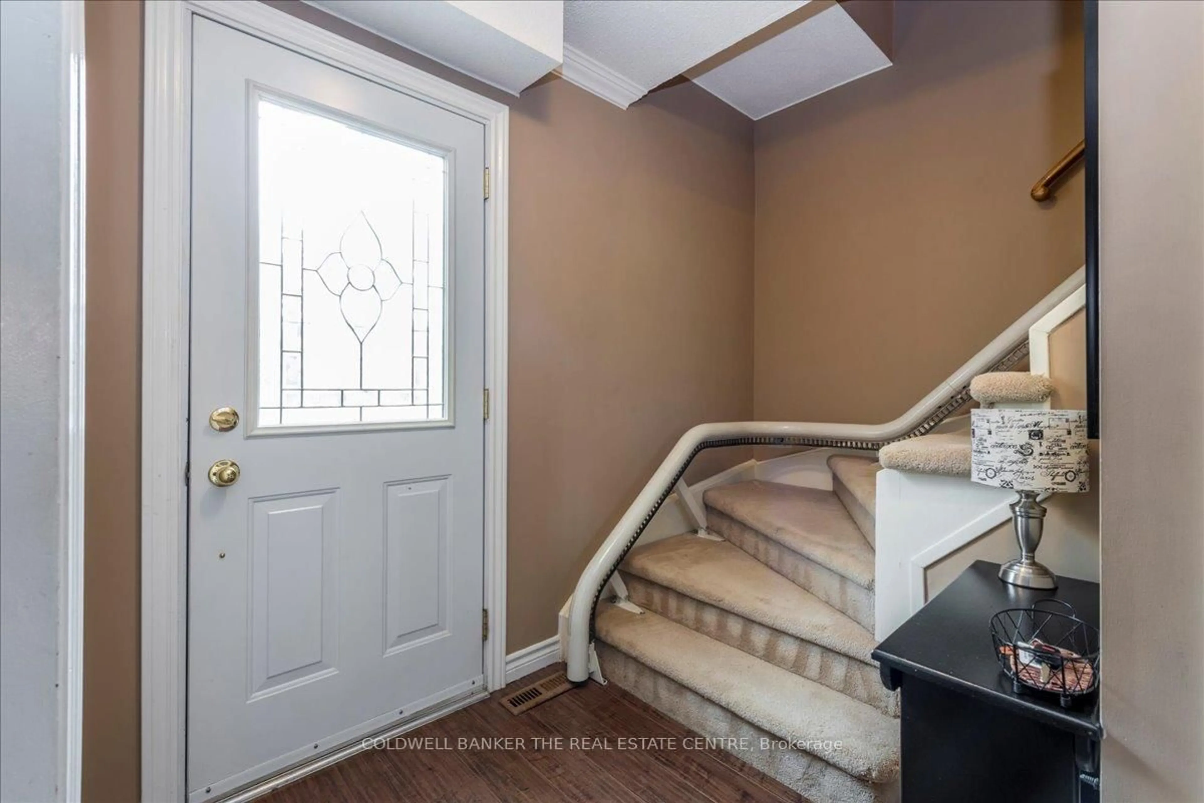 Indoor entryway for 8 Bethune Pl, Barrie Ontario L4N 4X7