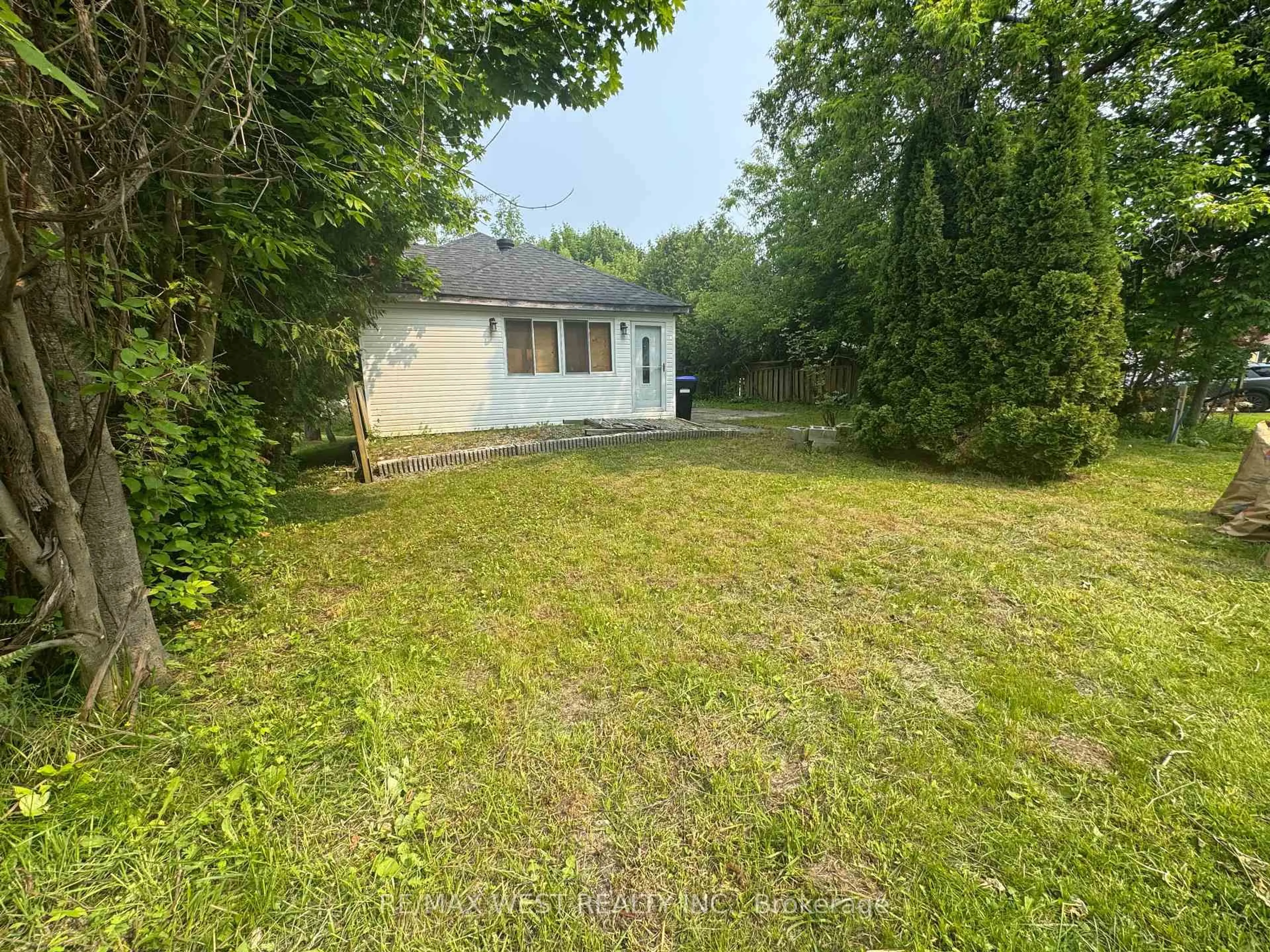 A pic from outside/outdoor area/front of a property/back of a property/a pic from drone, unknown for 250 Kingfisher Ave, Tay Ontario L0K 1R0