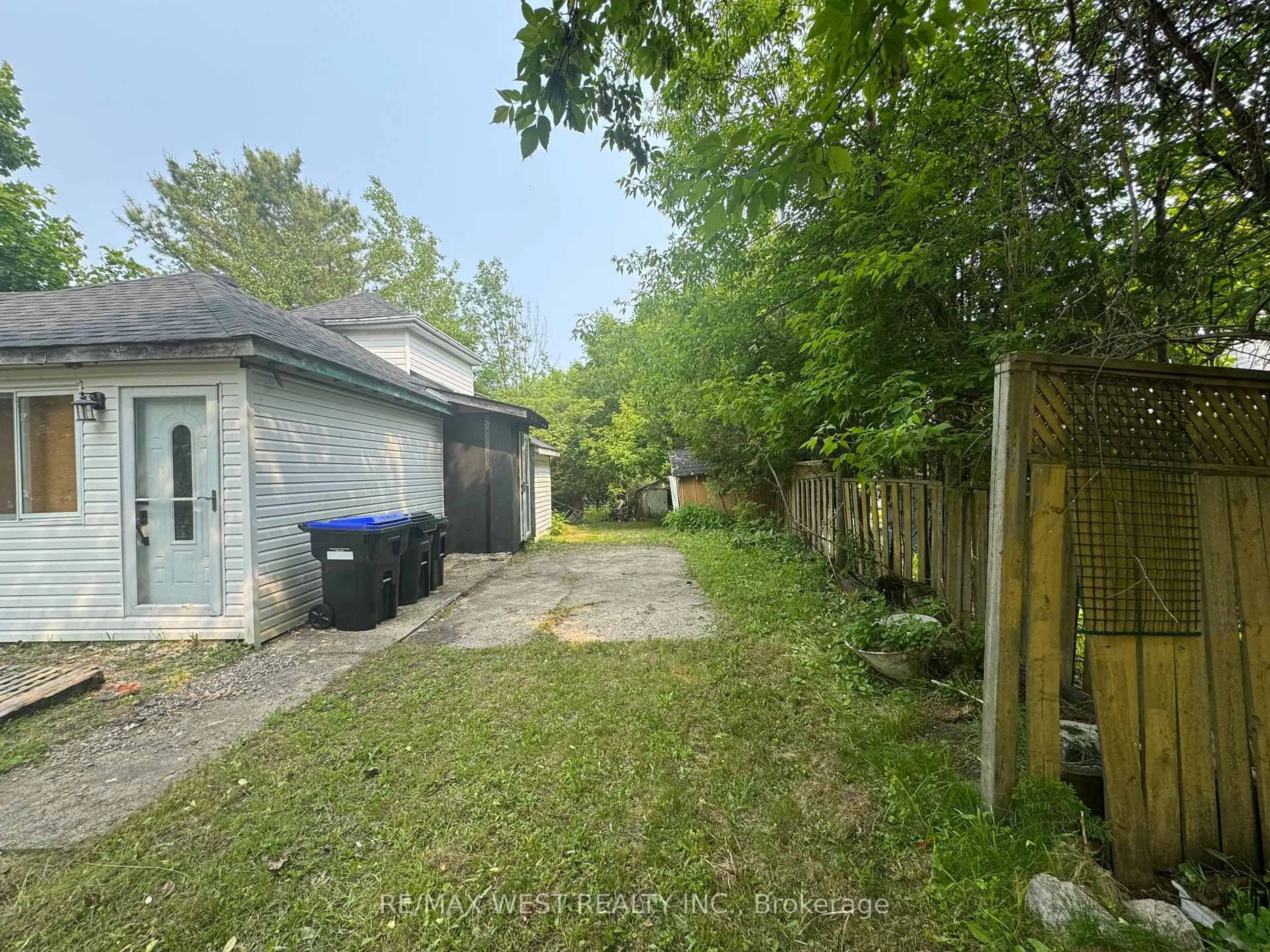 A pic from outside/outdoor area/front of a property/back of a property/a pic from drone, street for 250 Kingfisher Ave, Tay Ontario L0K 1R0
