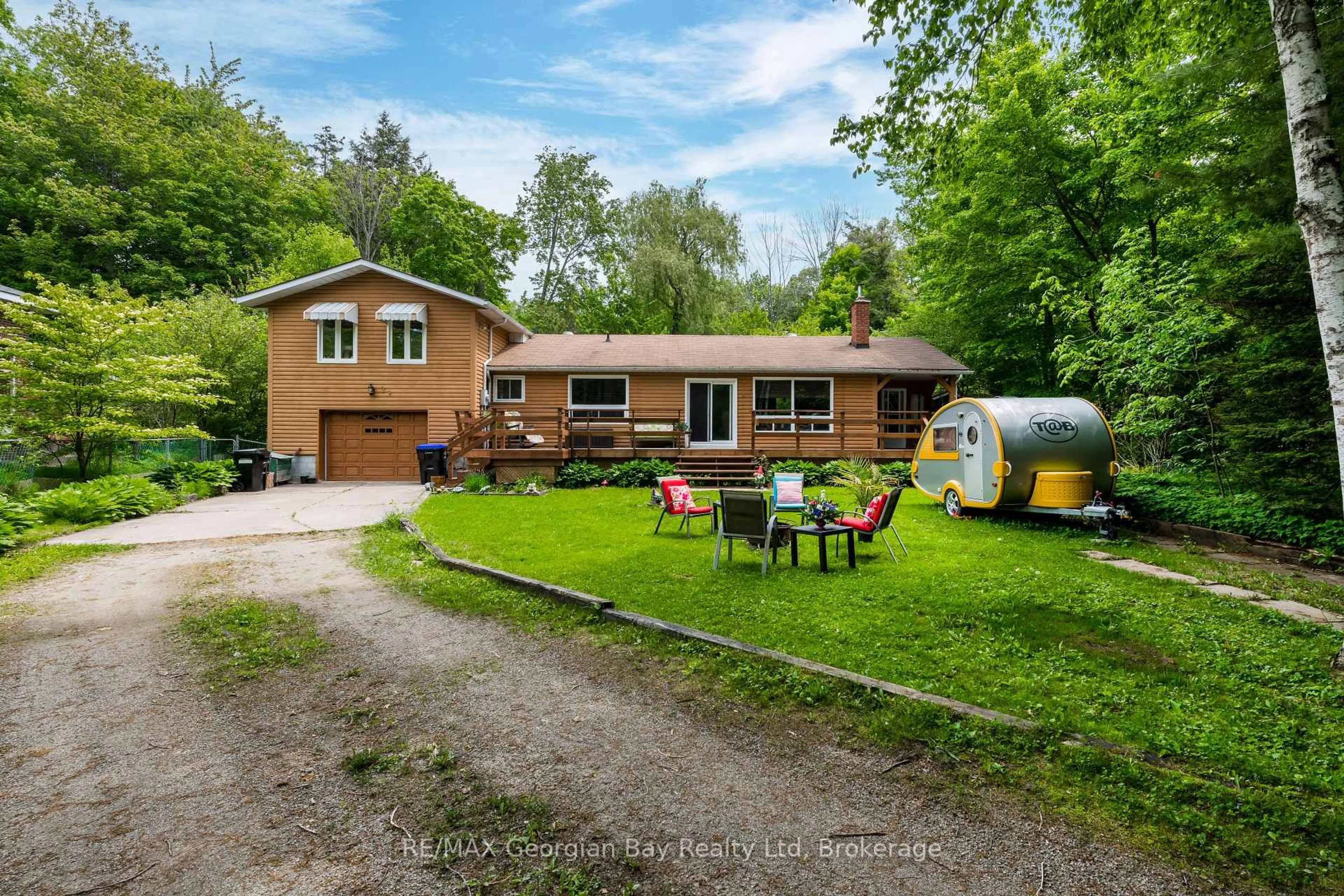 A pic from outside/outdoor area/front of a property/back of a property/a pic from drone, street for 23 Duquette Crt, Tiny Ontario L9M 0H3