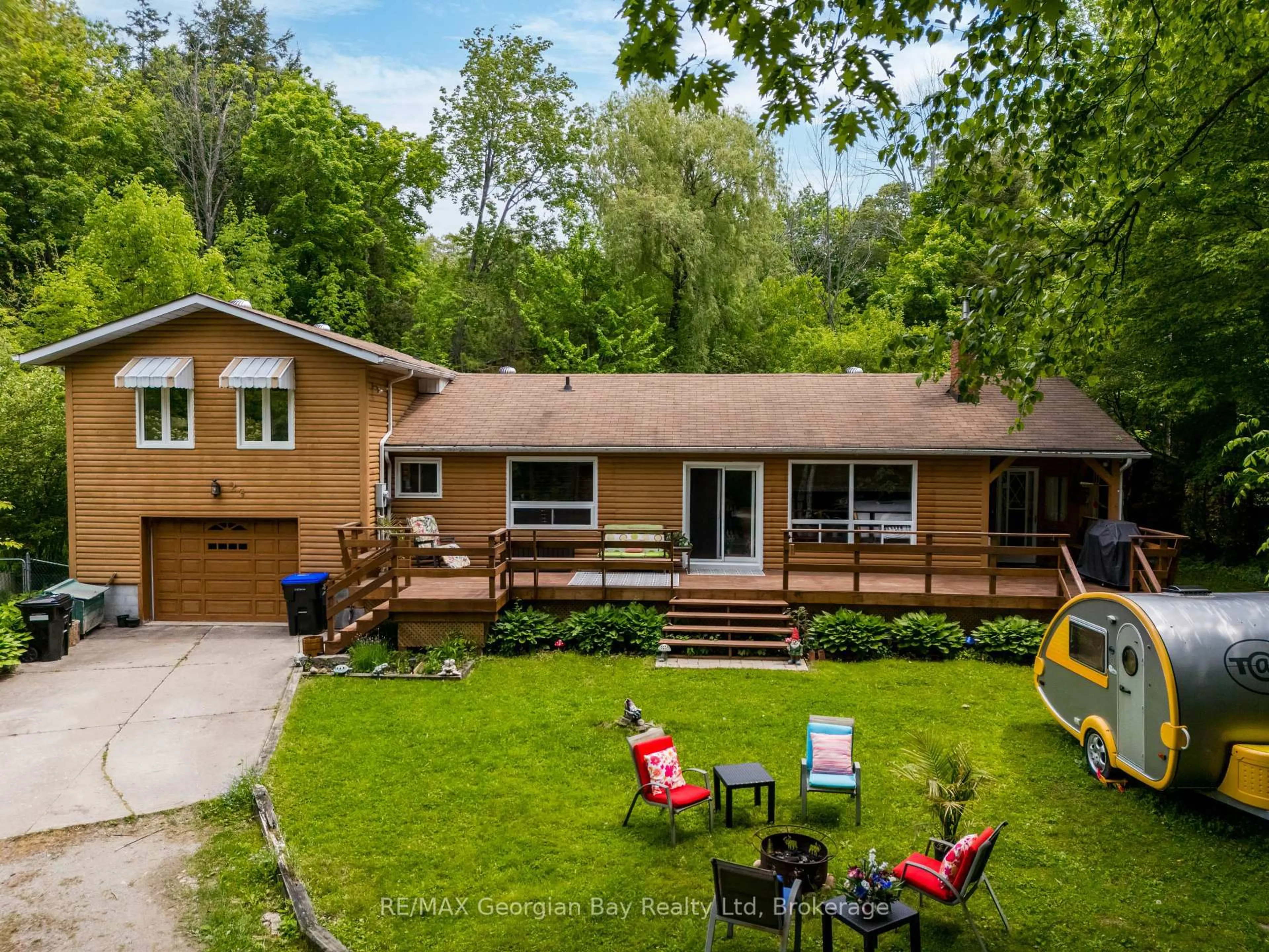 A pic from outside/outdoor area/front of a property/back of a property/a pic from drone, unknown for 23 Duquette Crt, Tiny Ontario L9M 0H3