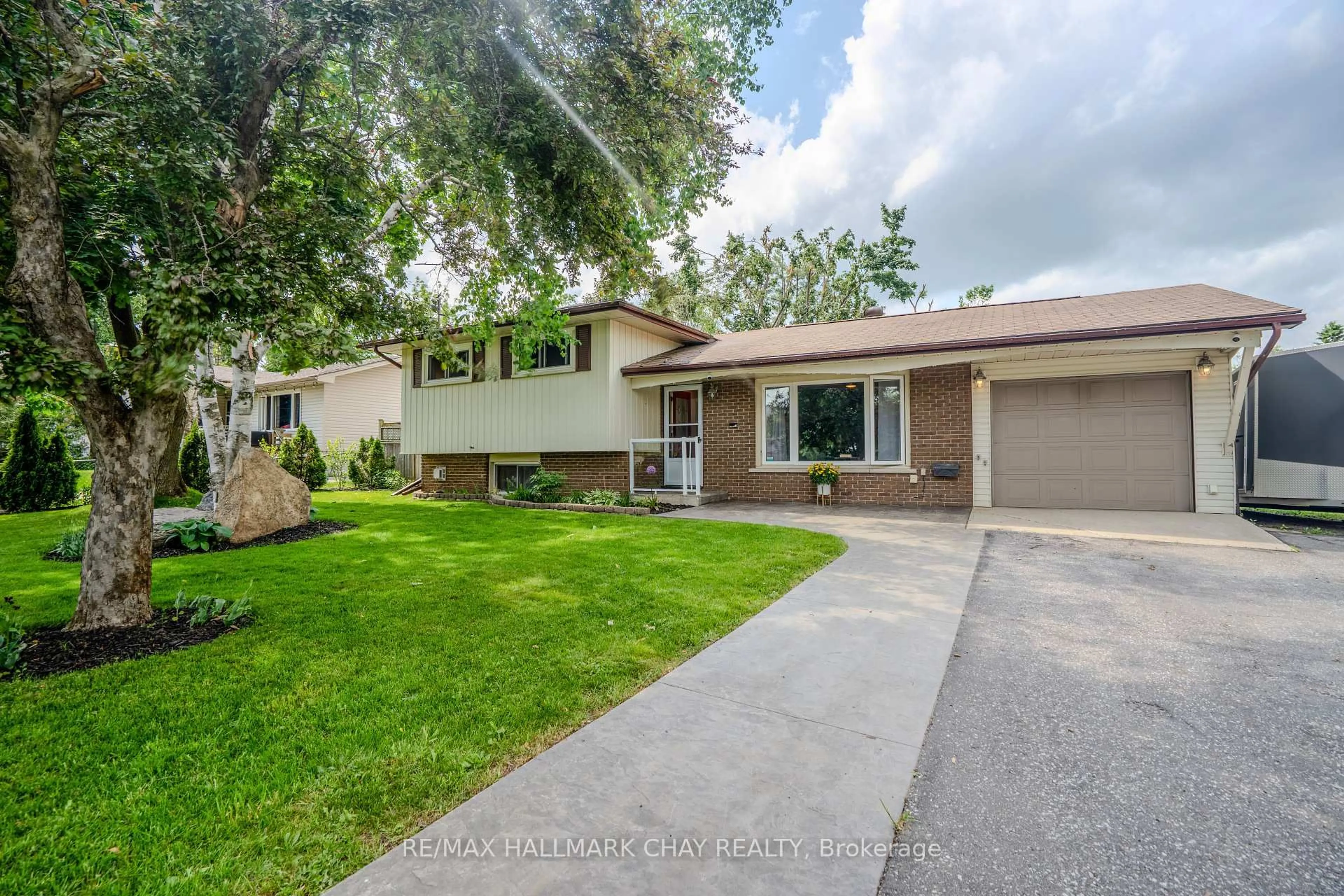Home with vinyl exterior material, street for 2 Wallis St, Oro-Medonte Ontario L3V 8N9