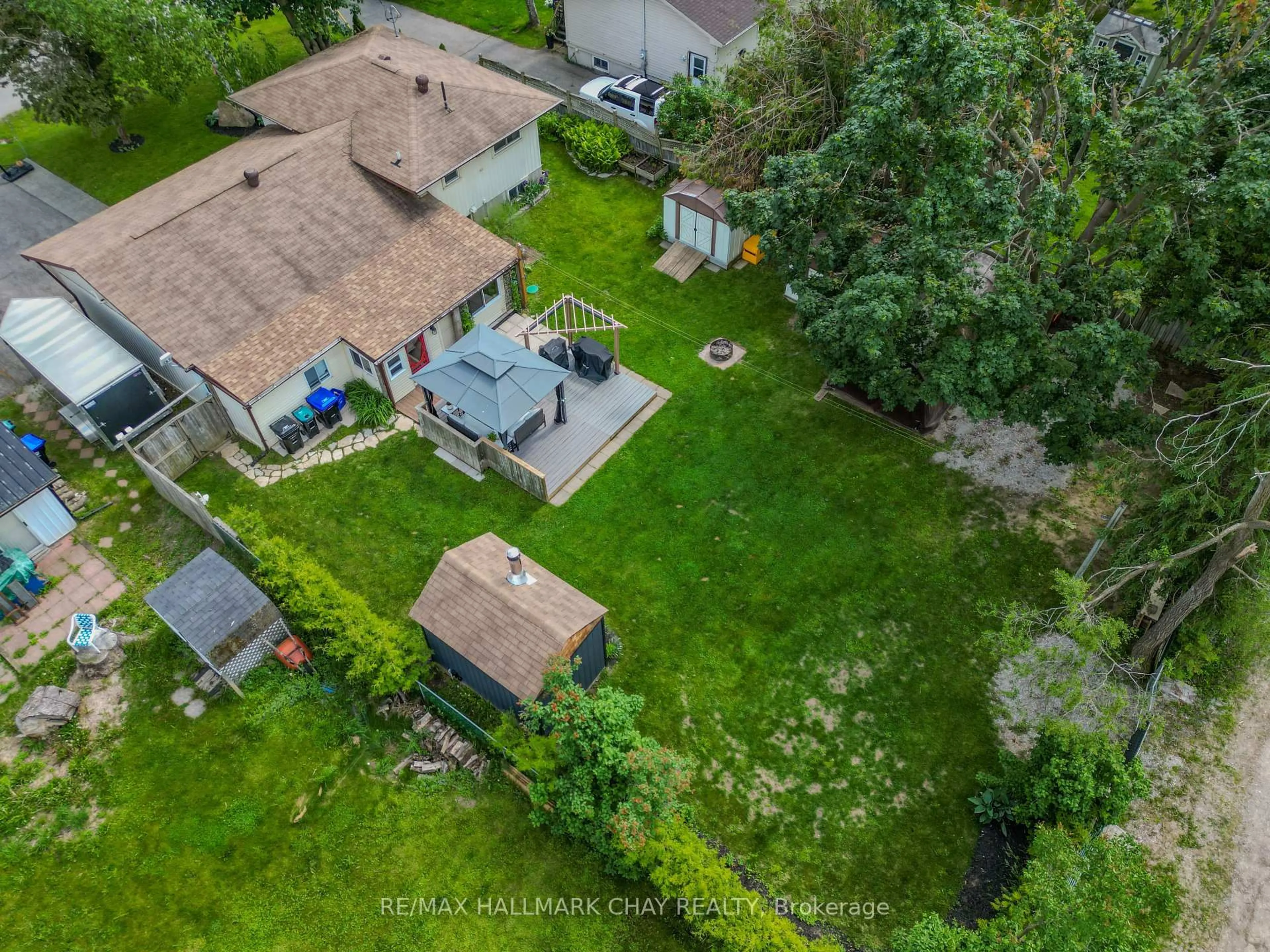 A pic from outside/outdoor area/front of a property/back of a property/a pic from drone, street for 2 Wallis St, Oro-Medonte Ontario L3V 8N9