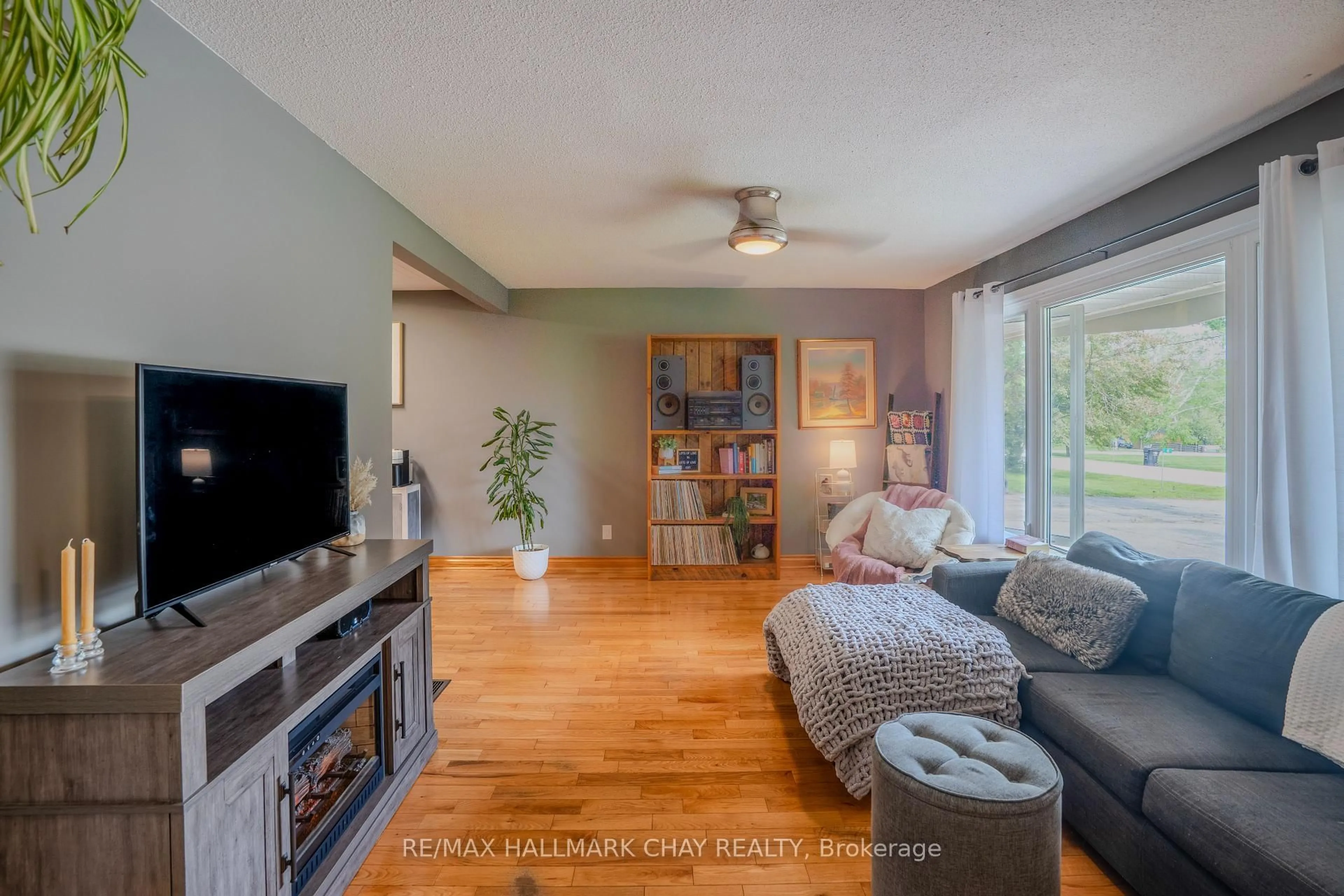 Living room with furniture, wood/laminate floor for 2 Wallis St, Oro-Medonte Ontario L3V 8N9
