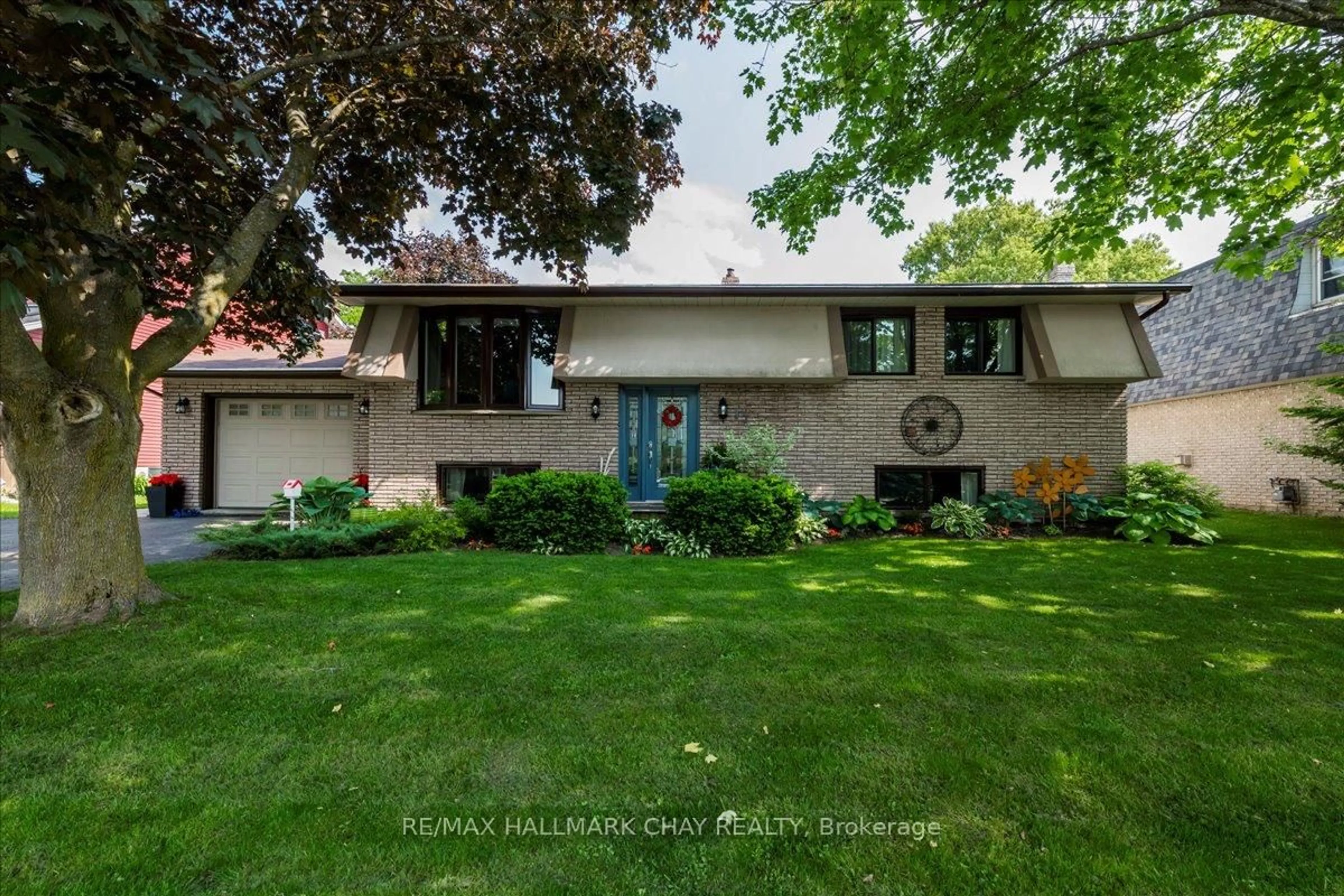 A pic from outside/outdoor area/front of a property/back of a property/a pic from drone, street for 17 Glenview Ave, Springwater Ontario L0L 1P0