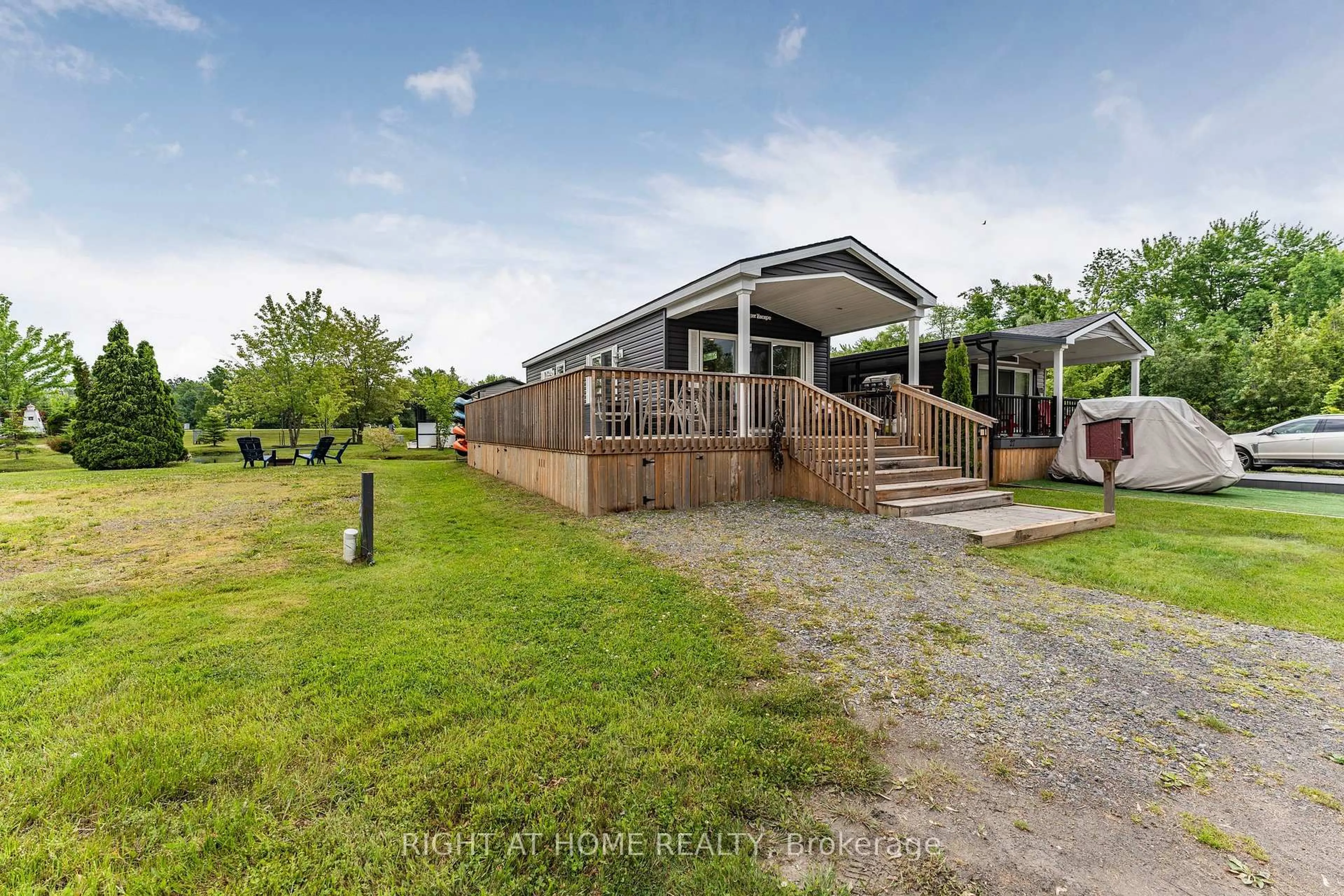 A pic from outside/outdoor area/front of a property/back of a property/a pic from drone, unknown for 3500 Lauderdale Pt Cres #26, Severn Ontario P0E 1N0