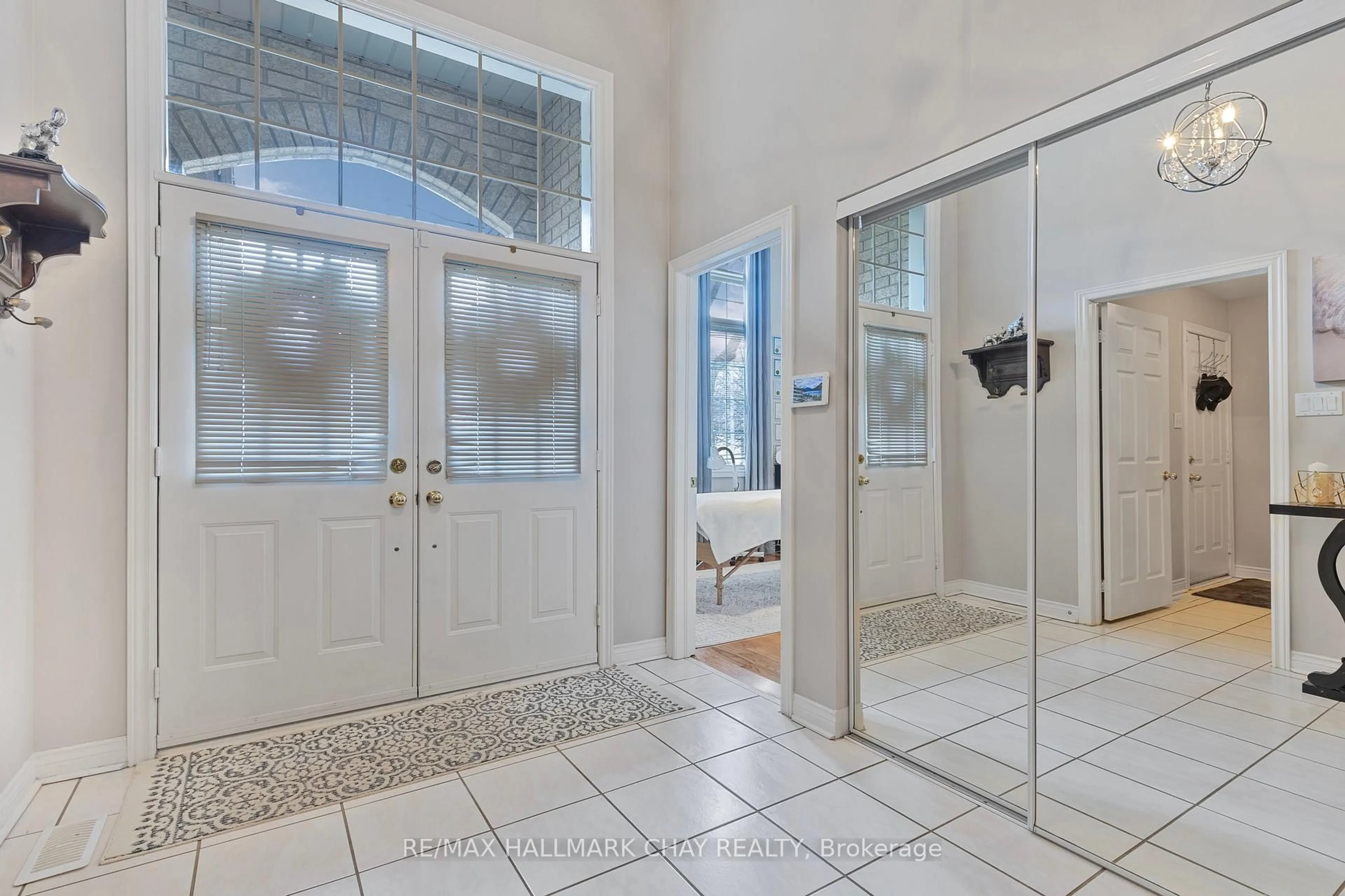 Indoor entryway for 68 Bush Cres, Wasaga Beach Ontario L9Z 1N1