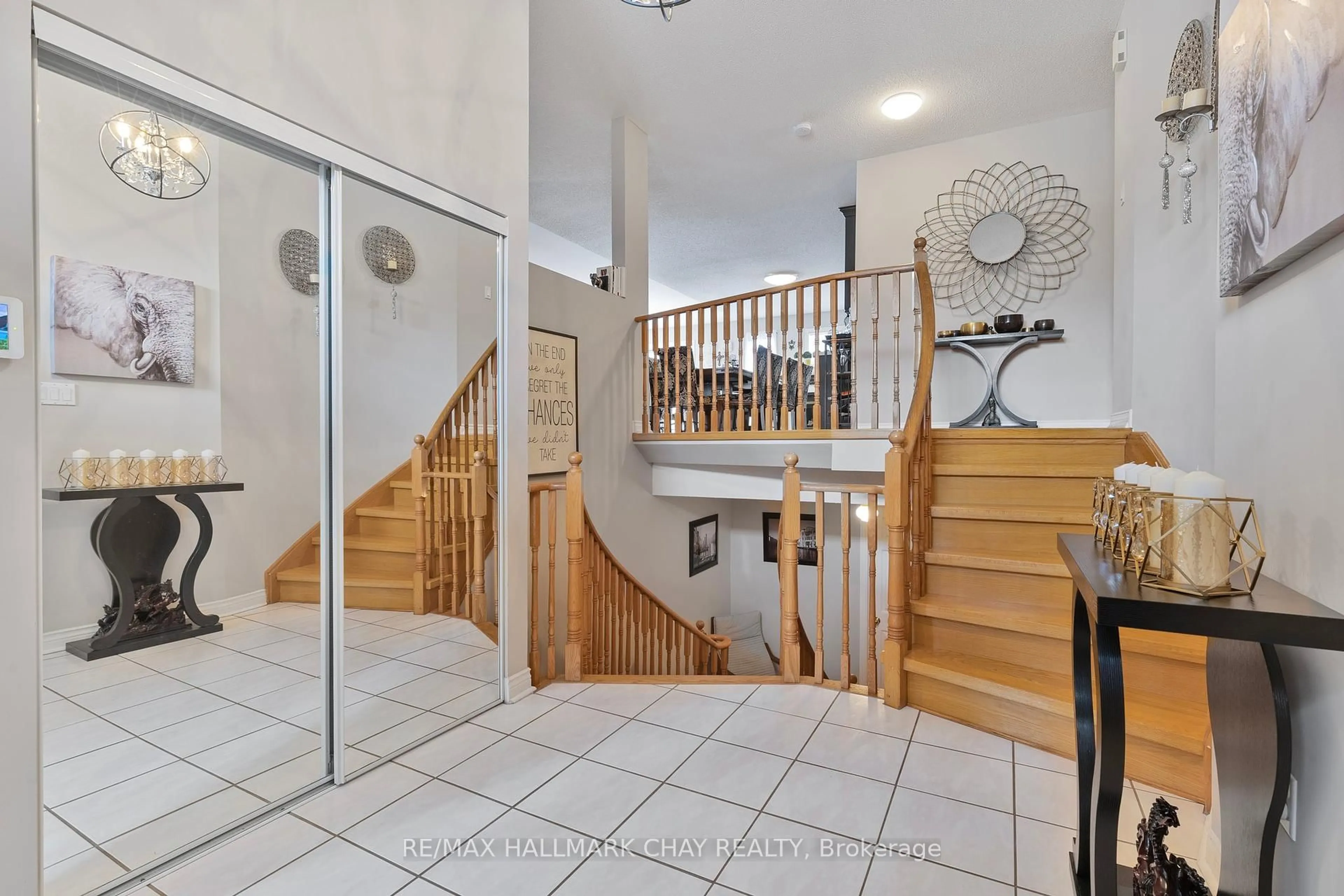 Indoor entryway for 68 Bush Cres, Wasaga Beach Ontario L9Z 1N1