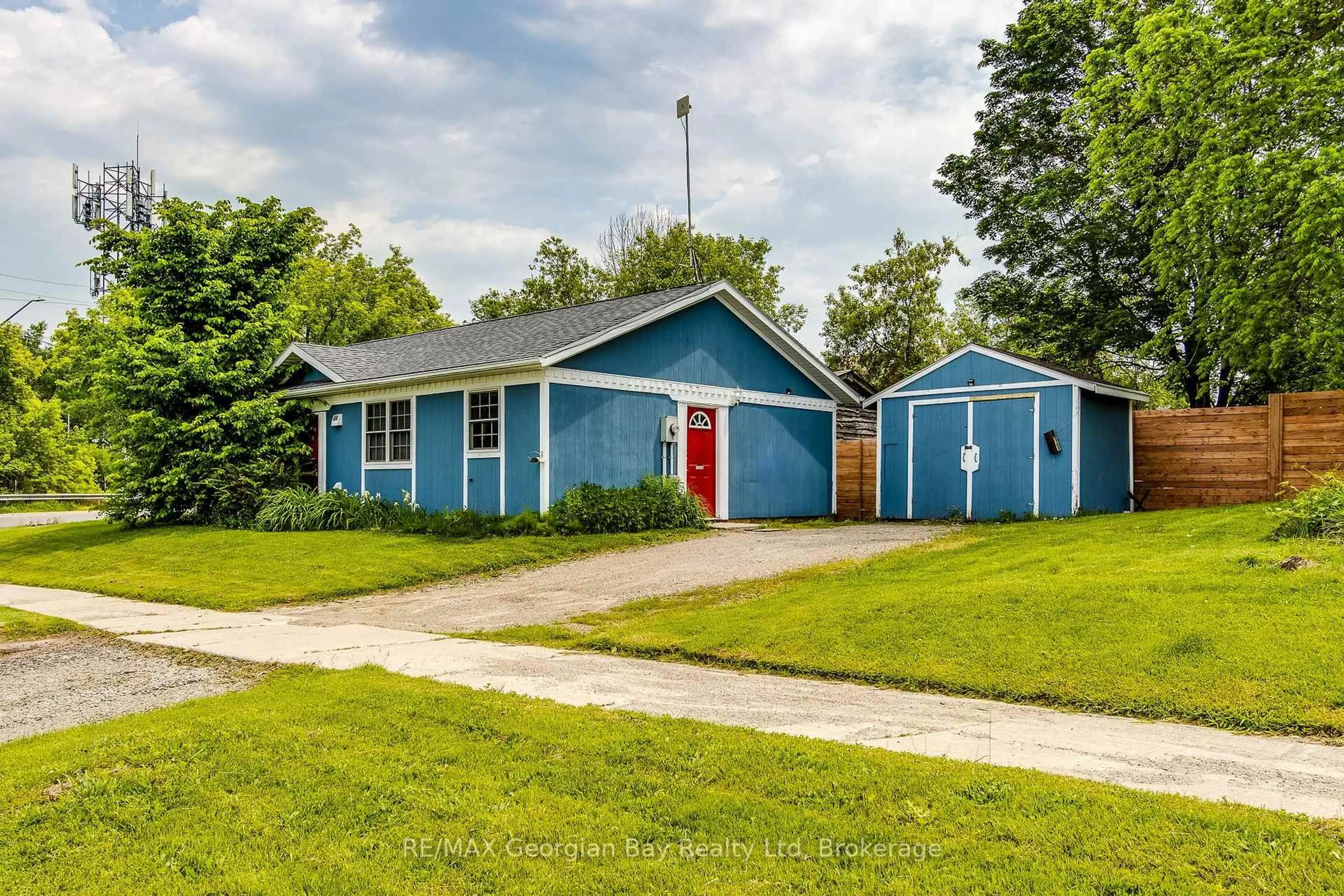 Home with vinyl exterior material, street for 42 Fourth St, Midland Ontario L4R 3S8