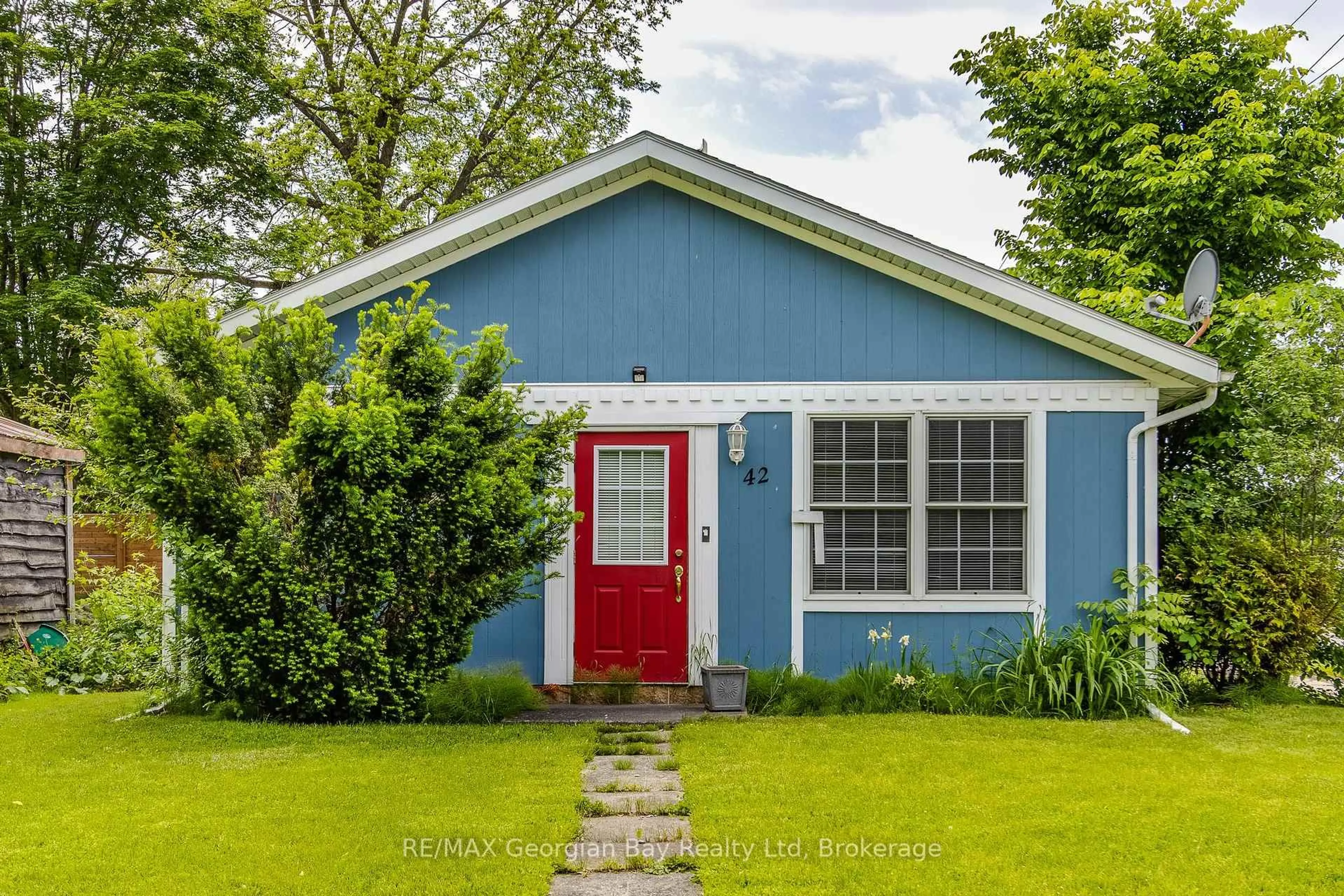 Home with vinyl exterior material, street for 42 Fourth St, Midland Ontario L4R 3S8