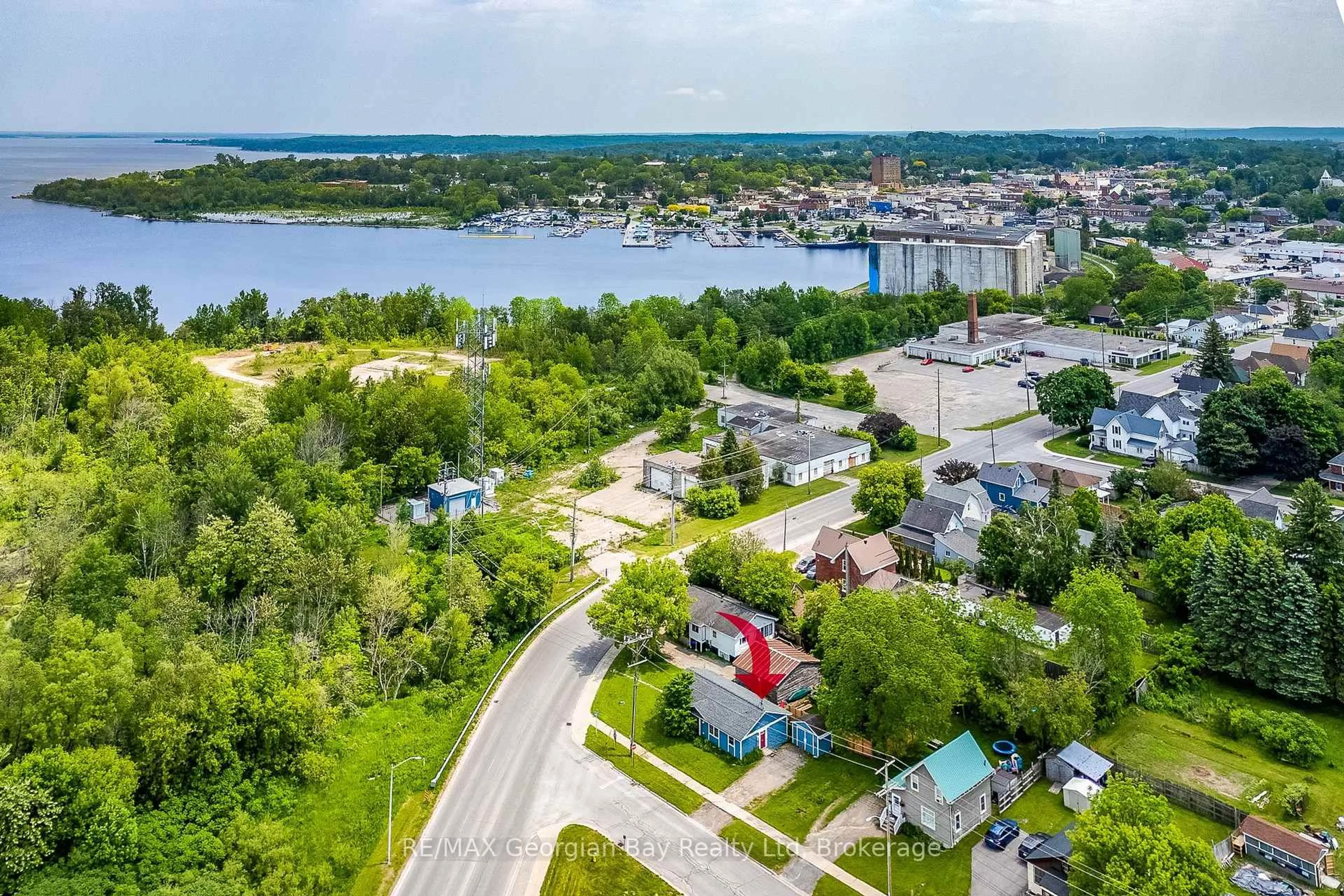 A pic from outside/outdoor area/front of a property/back of a property/a pic from drone, water/lake/river/ocean view for 42 Fourth St, Midland Ontario L4R 3S8