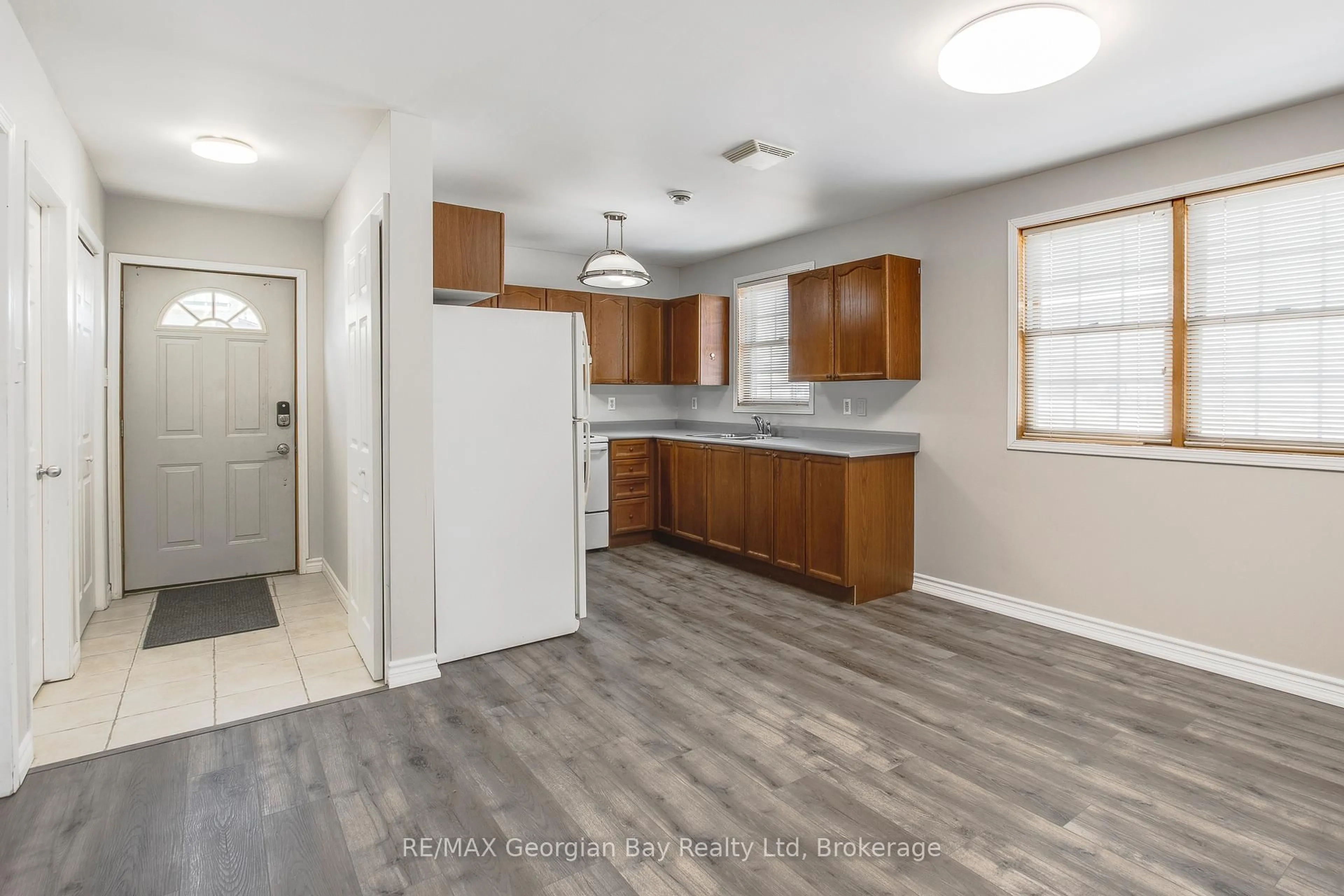 Standard kitchen, unknown for 42 Fourth St, Midland Ontario L4R 3S8