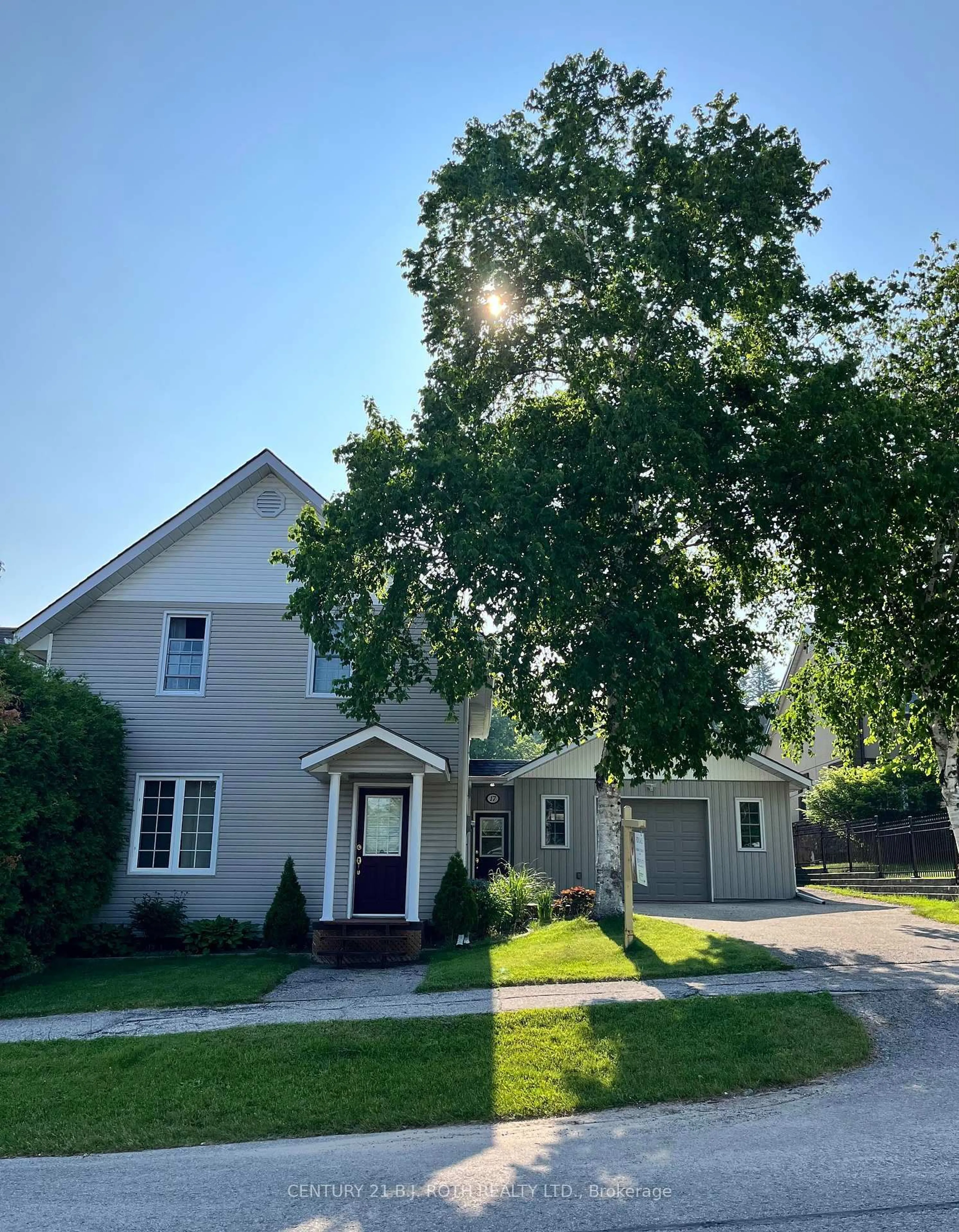 Home with vinyl exterior material, street for 17 Peel St, Penetanguishene Ontario L9M 1A5