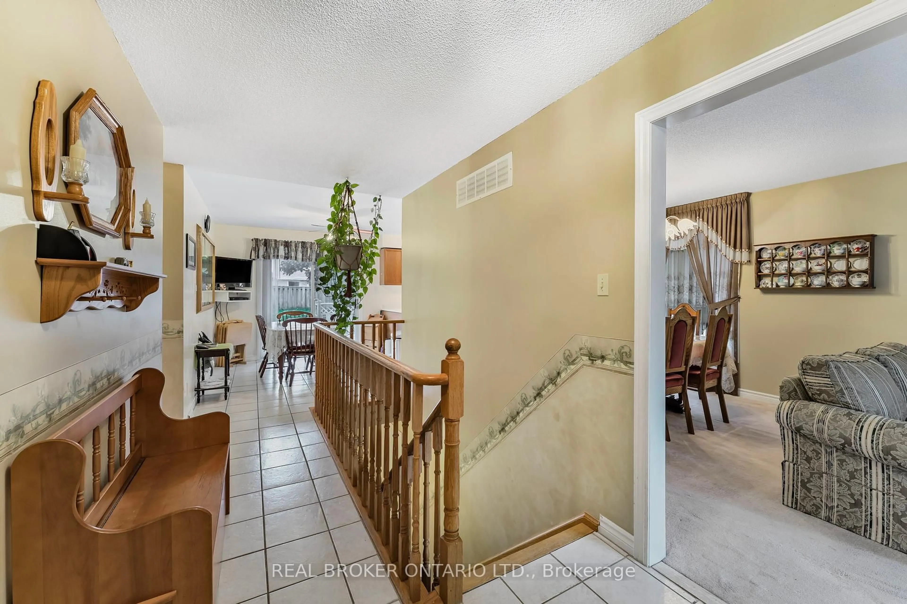 Indoor foyer for 3 Wiseman Crt, Barrie Ontario L4N 7E3