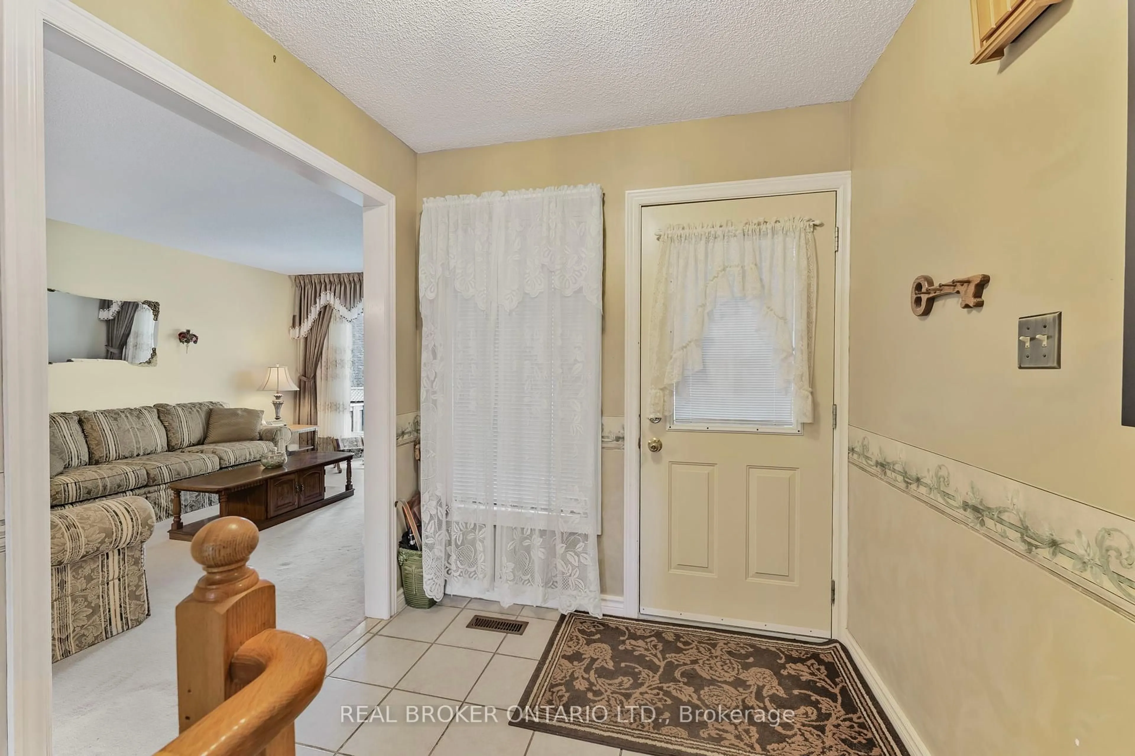 Indoor entryway for 3 Wiseman Crt, Barrie Ontario L4N 7E3