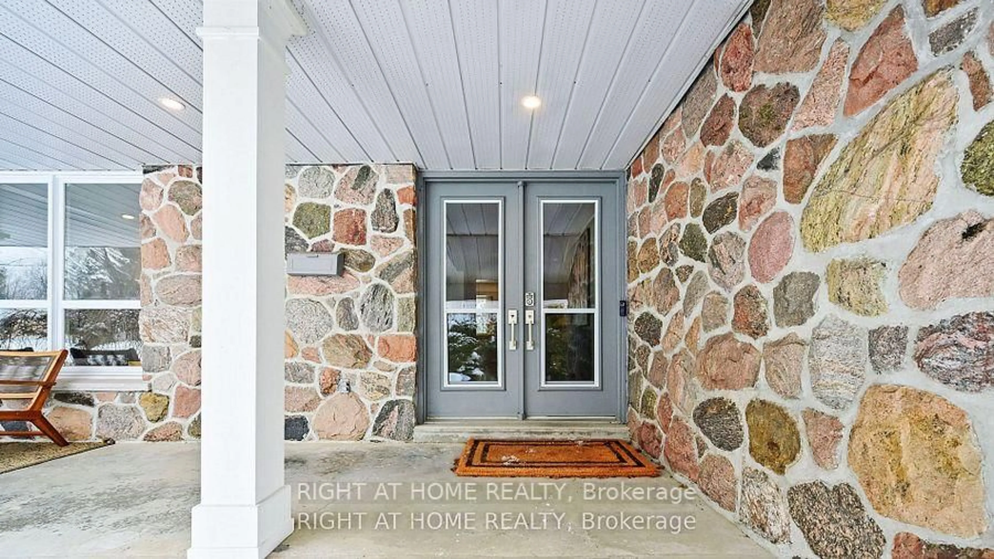 Indoor entryway for 127 Puget St, Barrie Ontario L4M 4N6