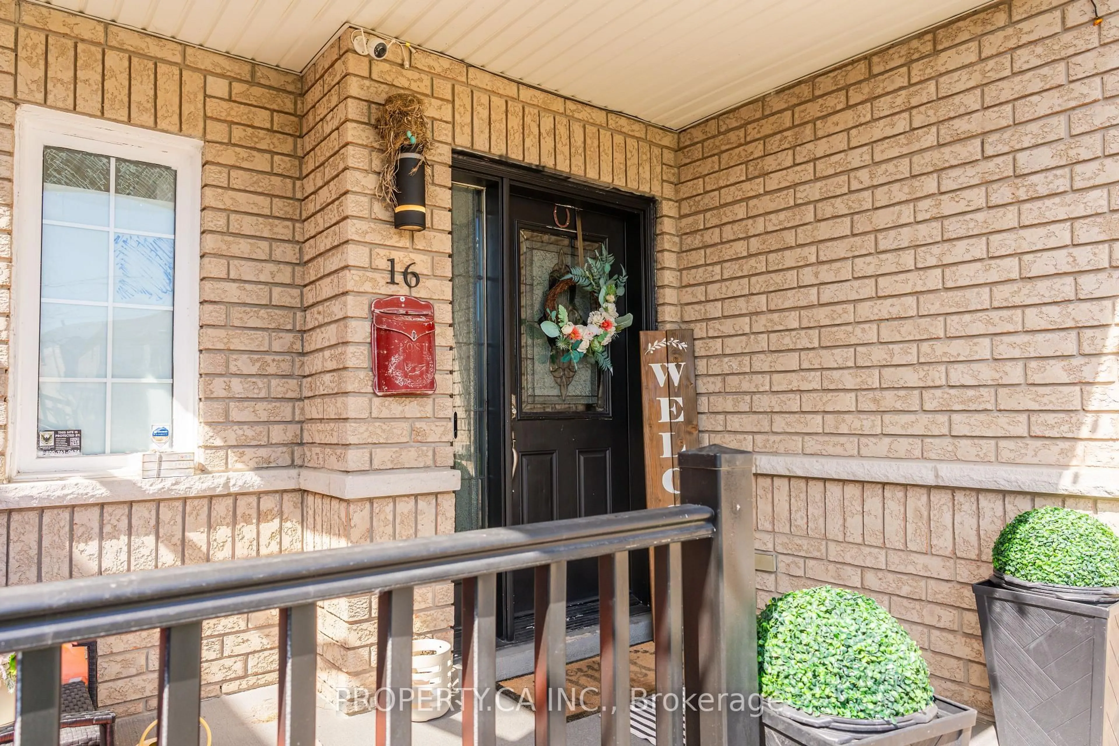 Indoor entryway for 16 Connaught Lane, Barrie Ontario L4M 0A4
