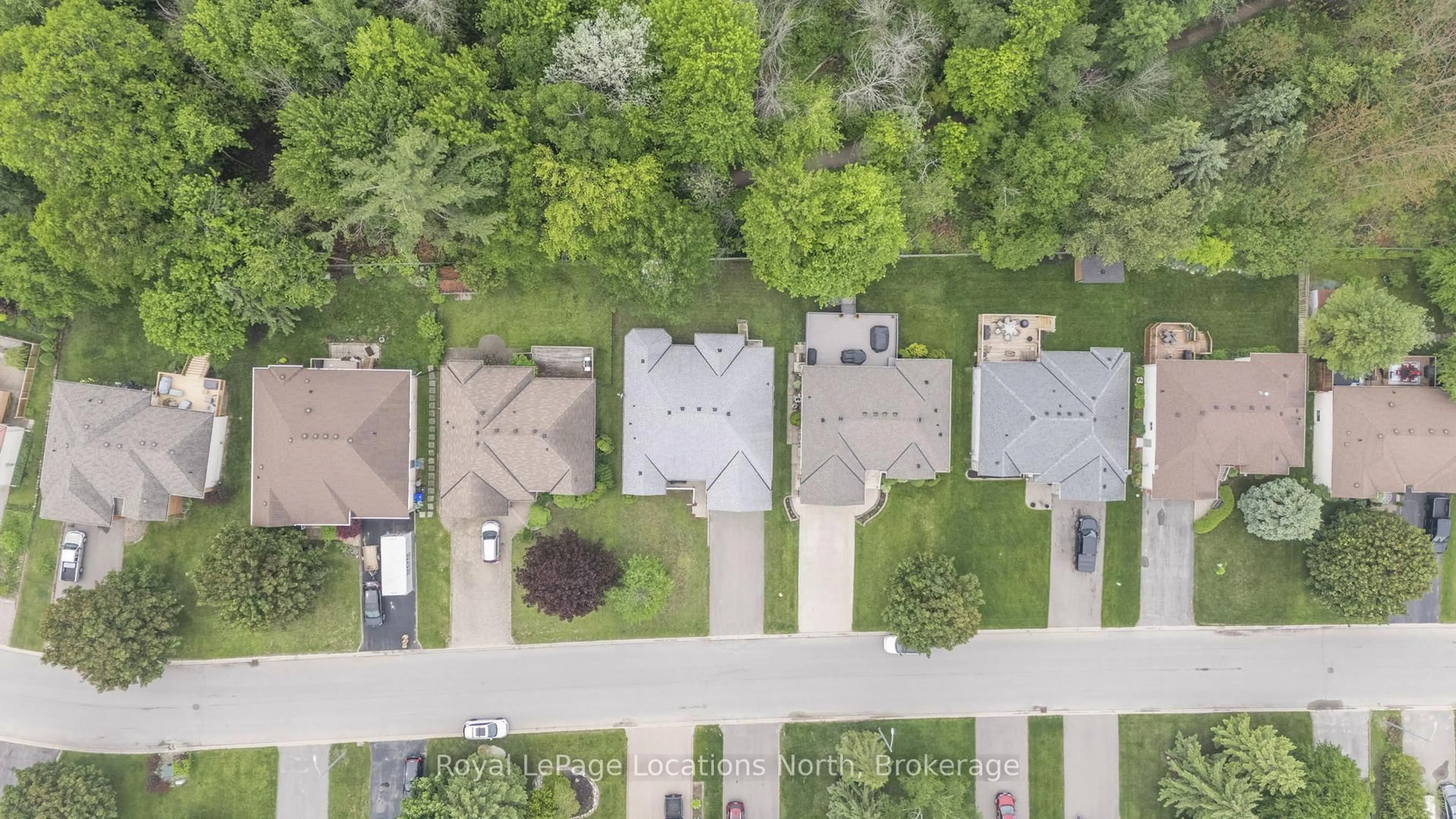 A pic from outside/outdoor area/front of a property/back of a property/a pic from drone, street for 117 Silver Birch Ave, Wasaga Beach Ontario L9Z 1N2