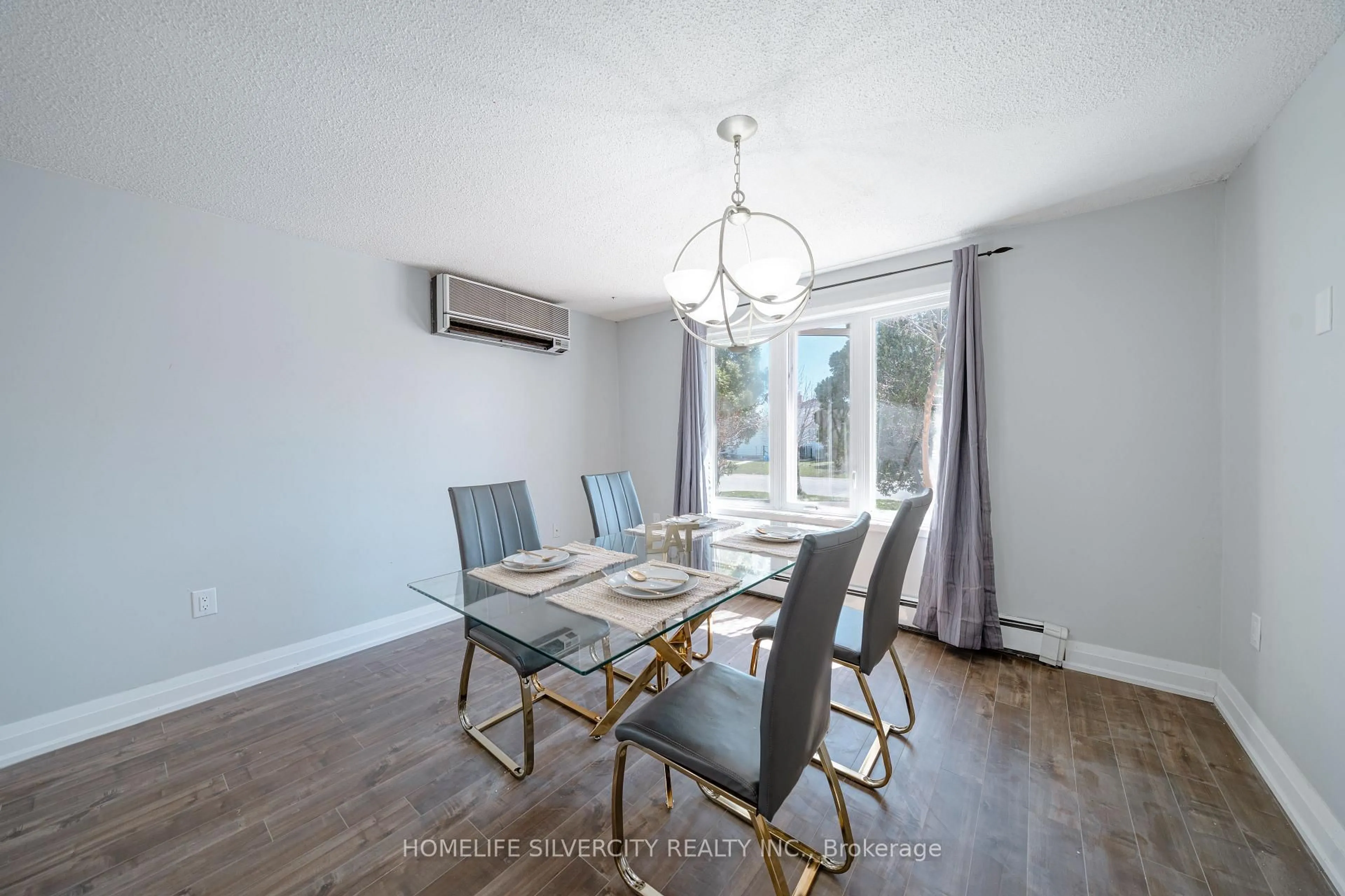 Dining room, wood/laminate floor for 117 Hickling Tr, Barrie Ontario L4M 5T7