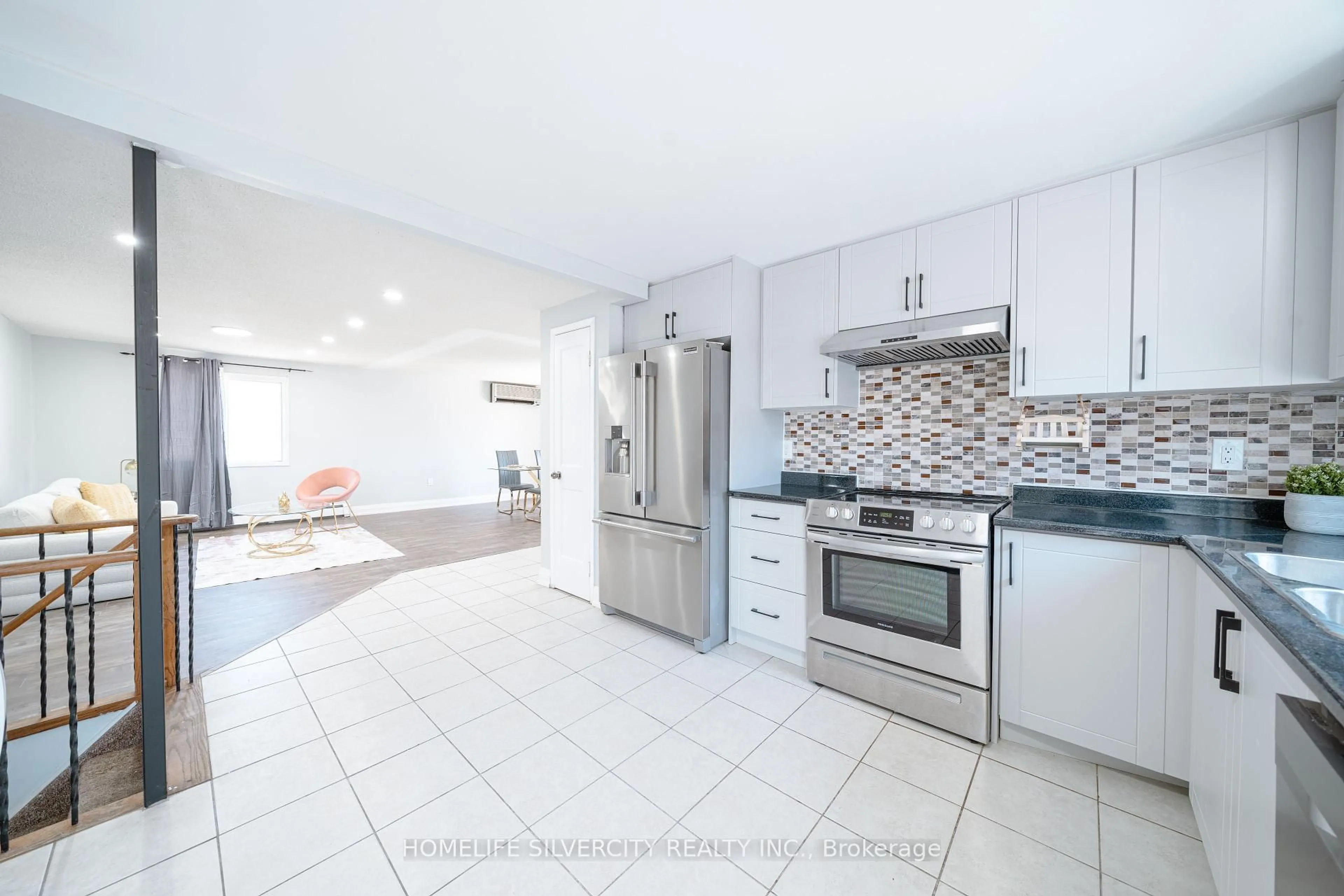 Open concept kitchen, ceramic/tile floor for 117 Hickling Tr, Barrie Ontario L4M 5T7