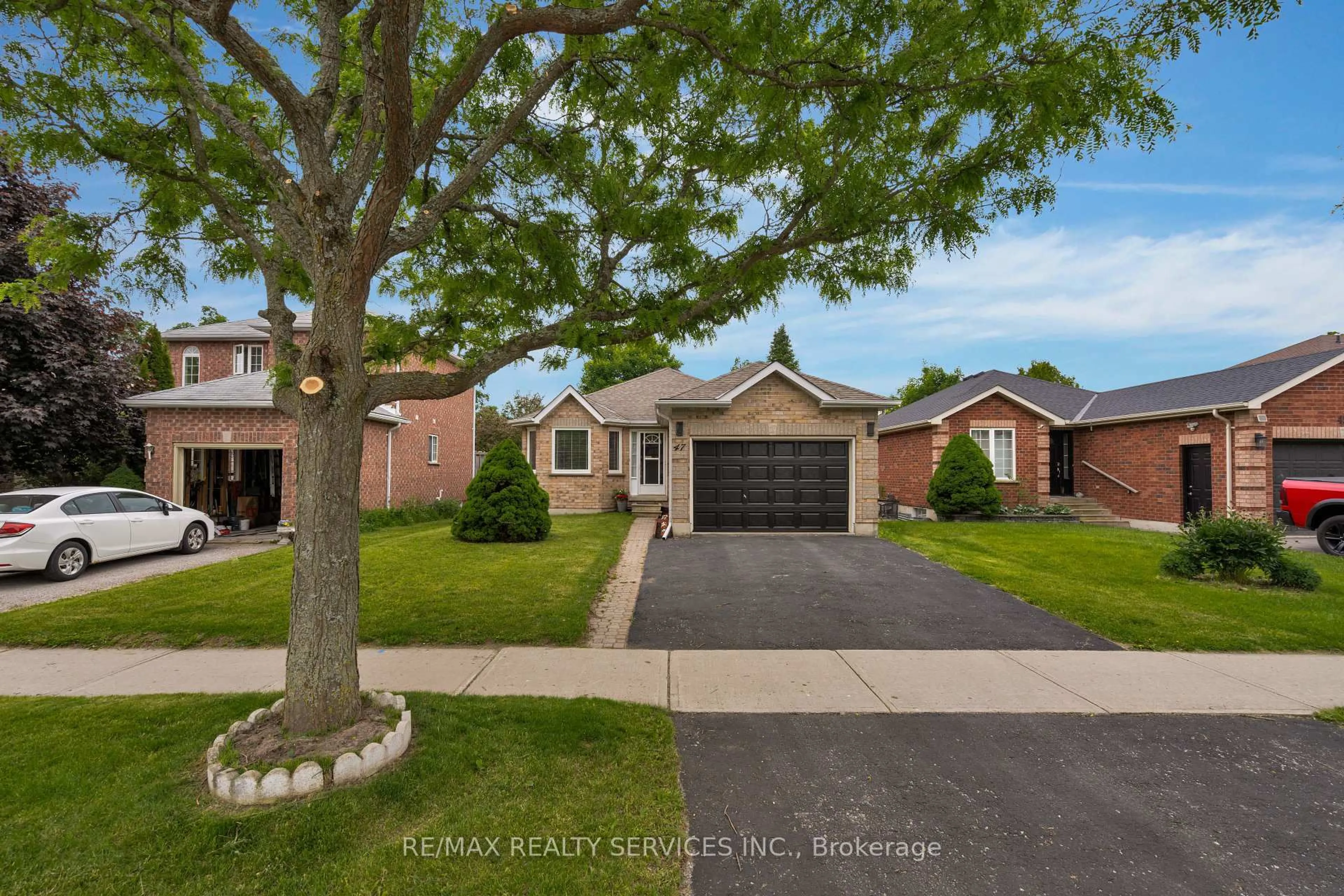 Home with brick exterior material, street for 47 Sydenham Wells, Barrie Ontario L4M 6R4