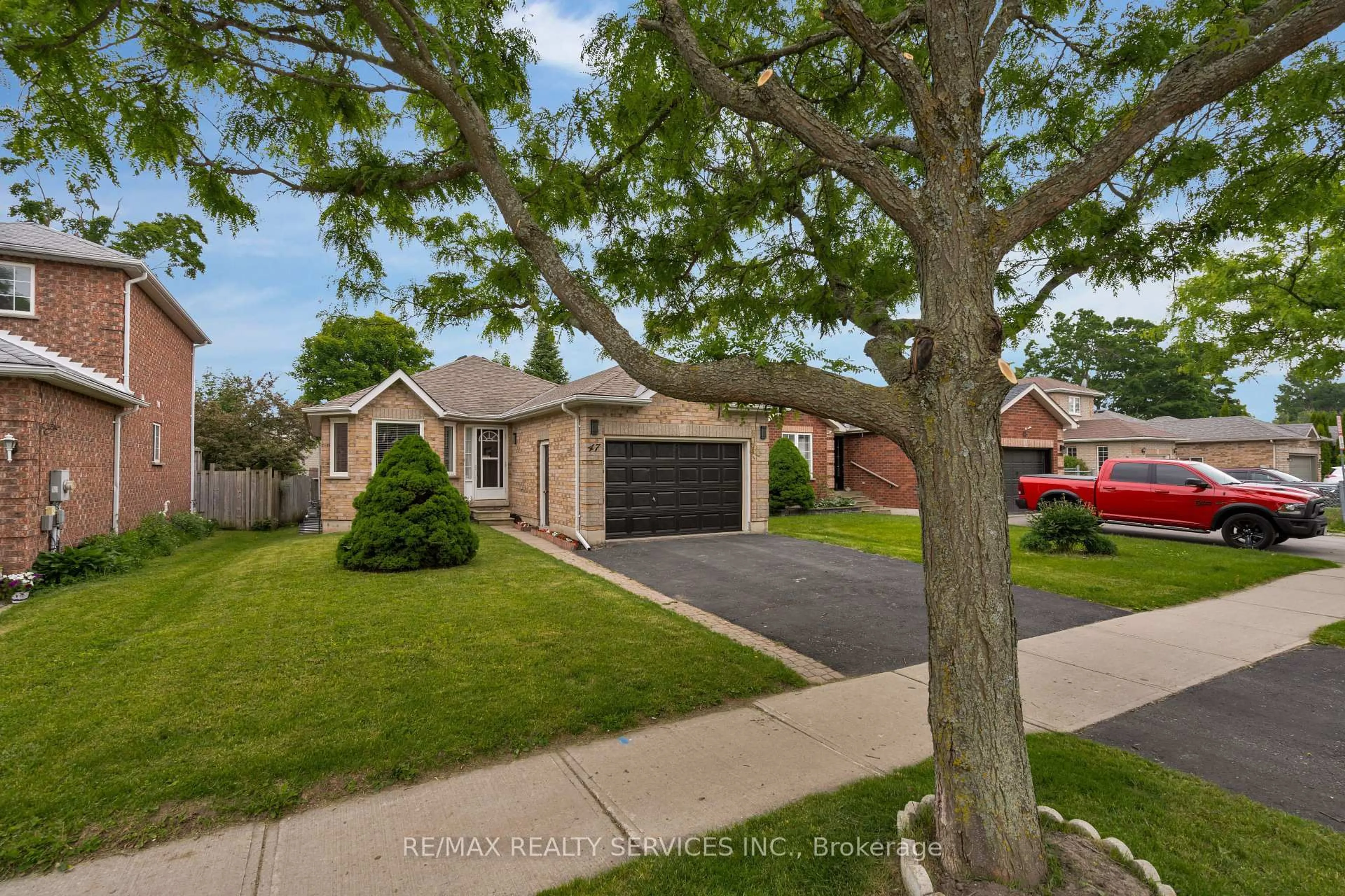 Home with brick exterior material, street for 47 Sydenham Wells, Barrie Ontario L4M 6R4