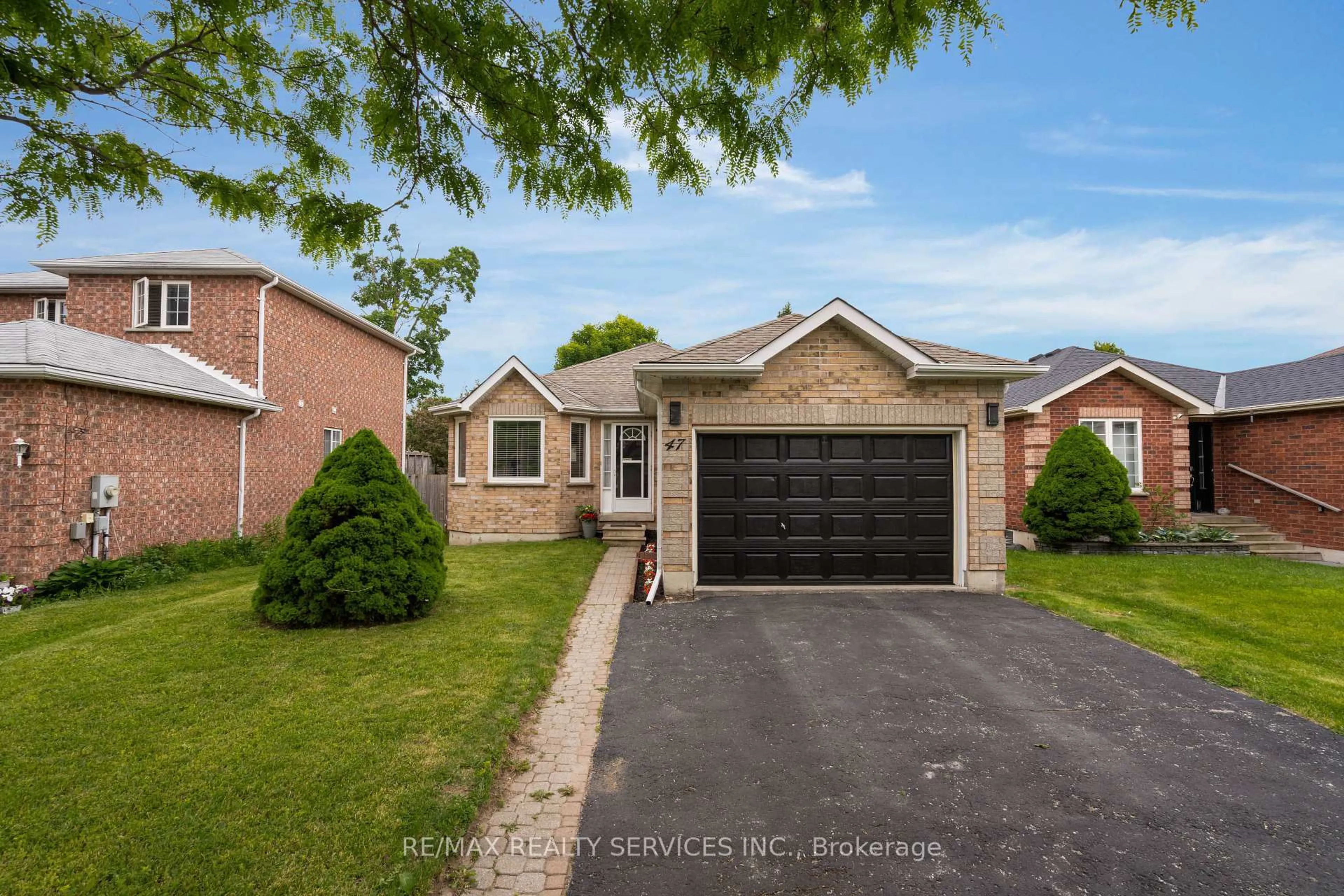 Home with brick exterior material, street for 47 Sydenham Wells, Barrie Ontario L4M 6R4