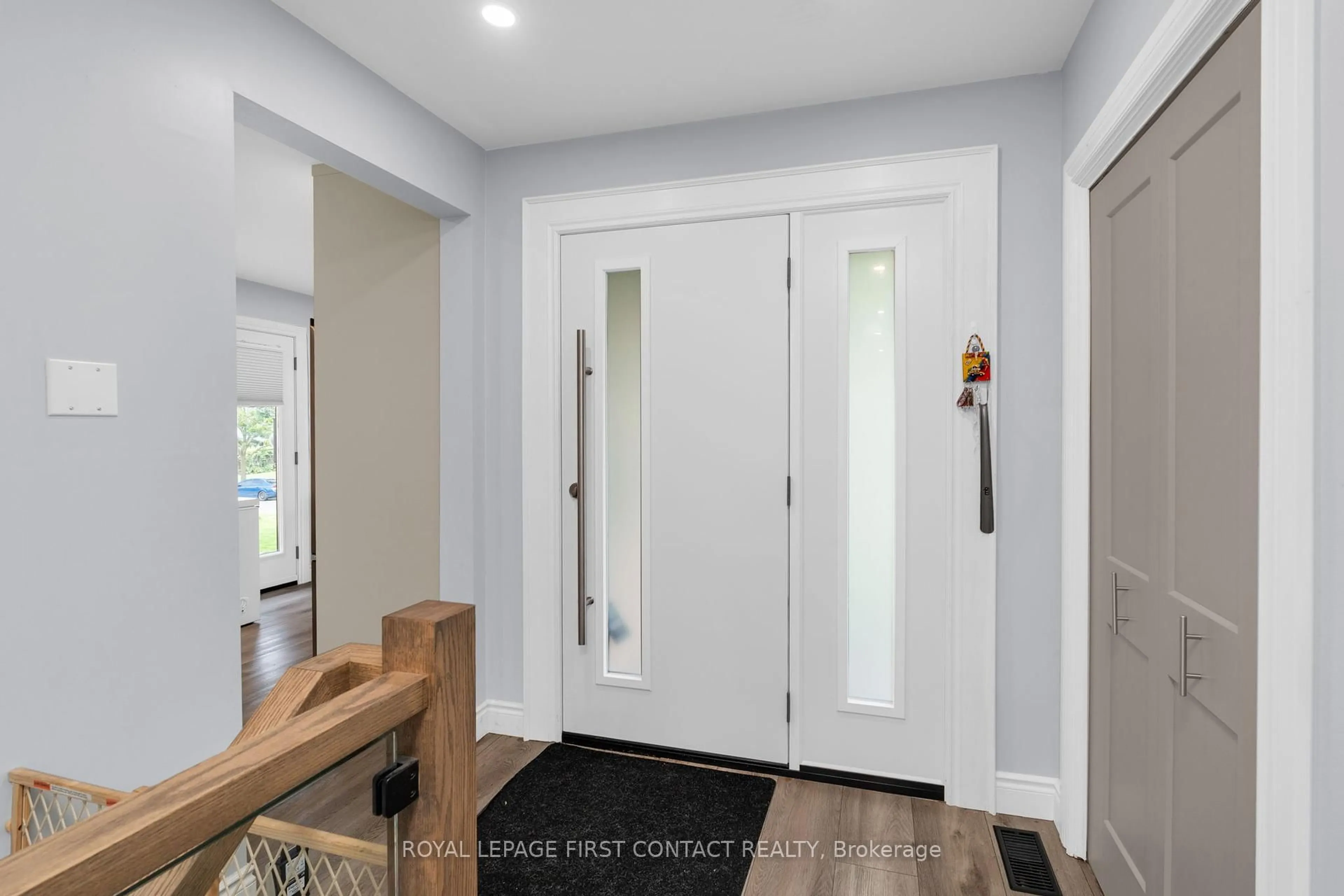 Indoor entryway for 26 Ottaway Ave, Barrie Ontario L4M 2W7