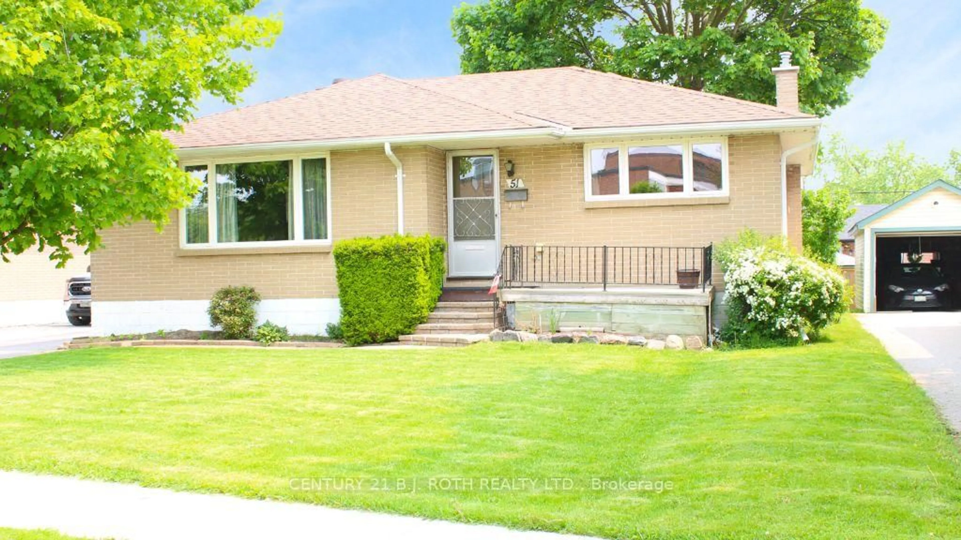 Home with vinyl exterior material, street for 51 Davidson St, Barrie Ontario L4M 3S1