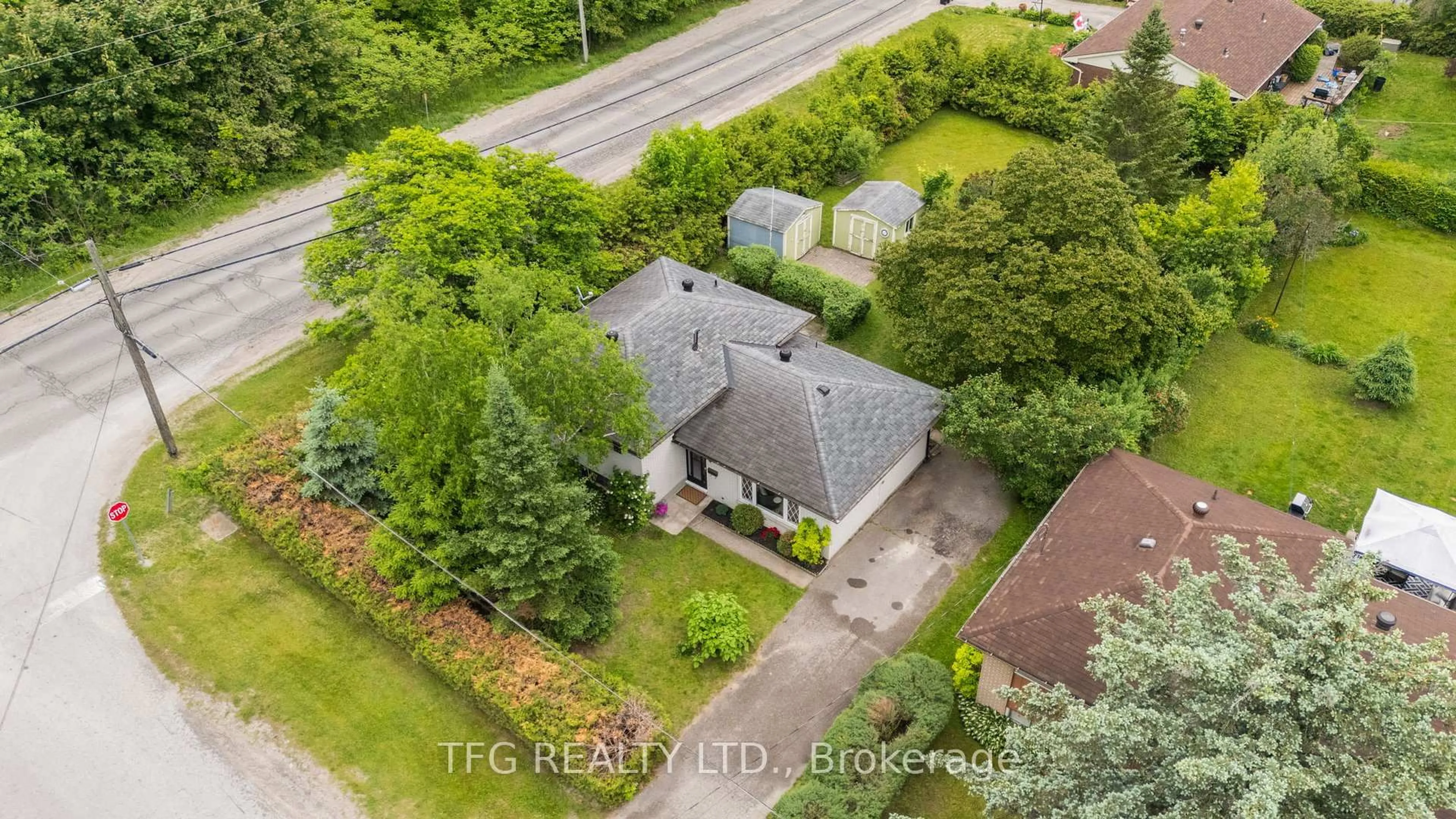 A pic from outside/outdoor area/front of a property/back of a property/a pic from drone, street for 1005 Everton Rd, Midland Ontario L4R 5H7