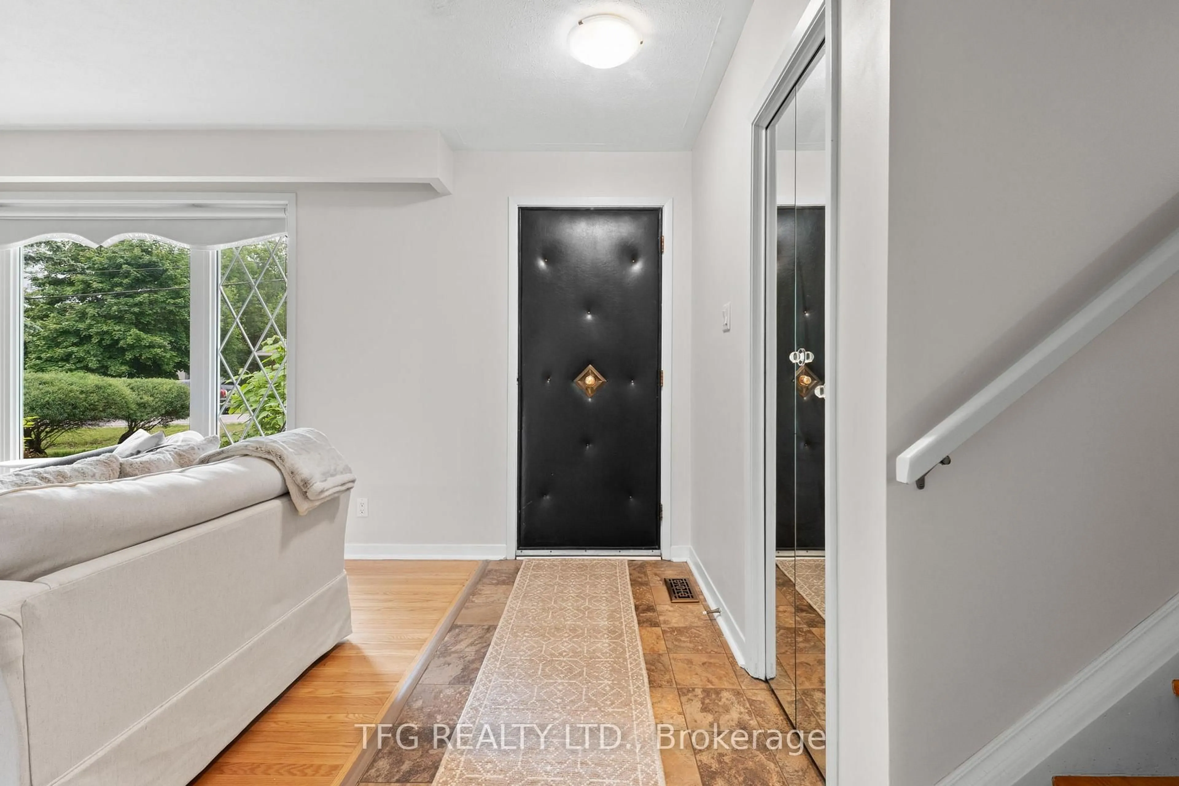 Indoor entryway for 1005 Everton Rd, Midland Ontario L4R 5H7