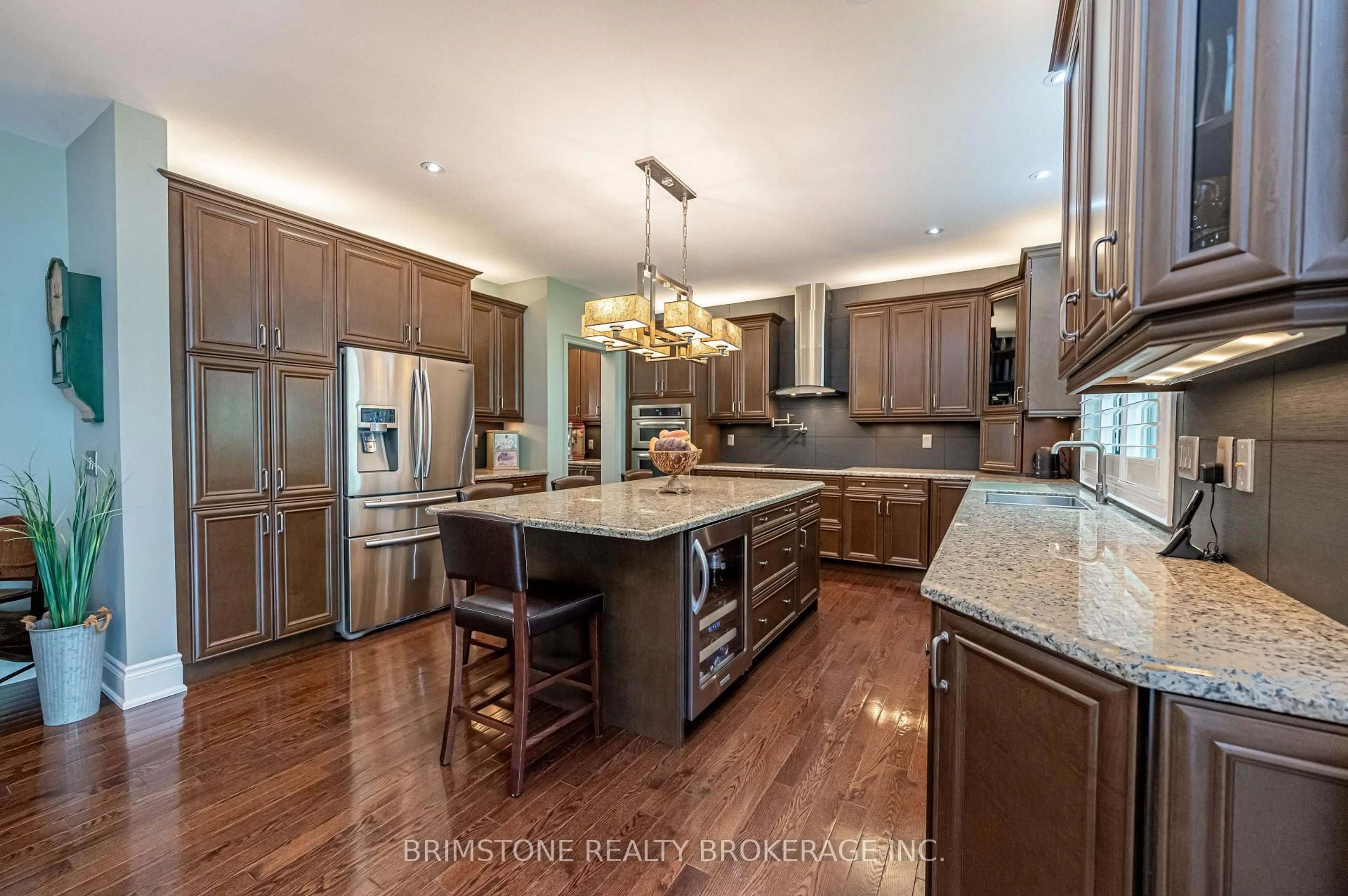 Open concept kitchen, unknown for 31 Plunkett Crt, Barrie Ontario L4N 6M3