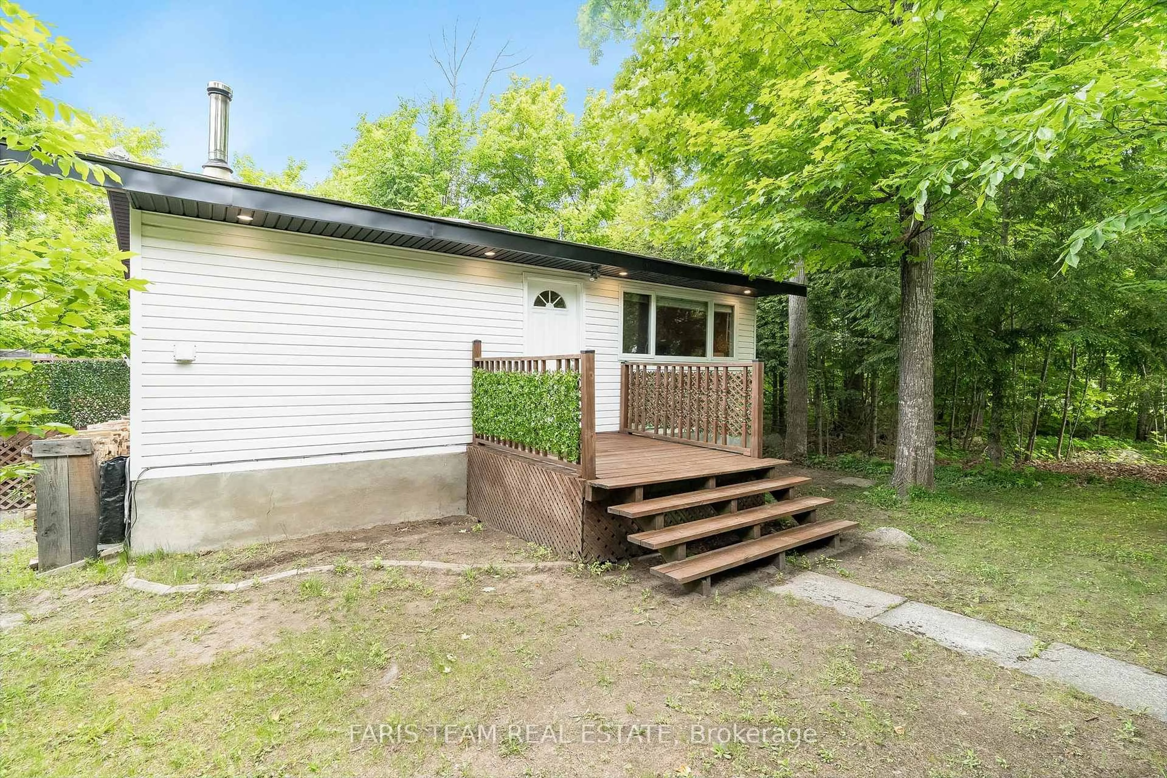 A pic from outside/outdoor area/front of a property/back of a property/a pic from drone, unknown for 56 Meadows Ave, Tay Ontario L0L 2J0