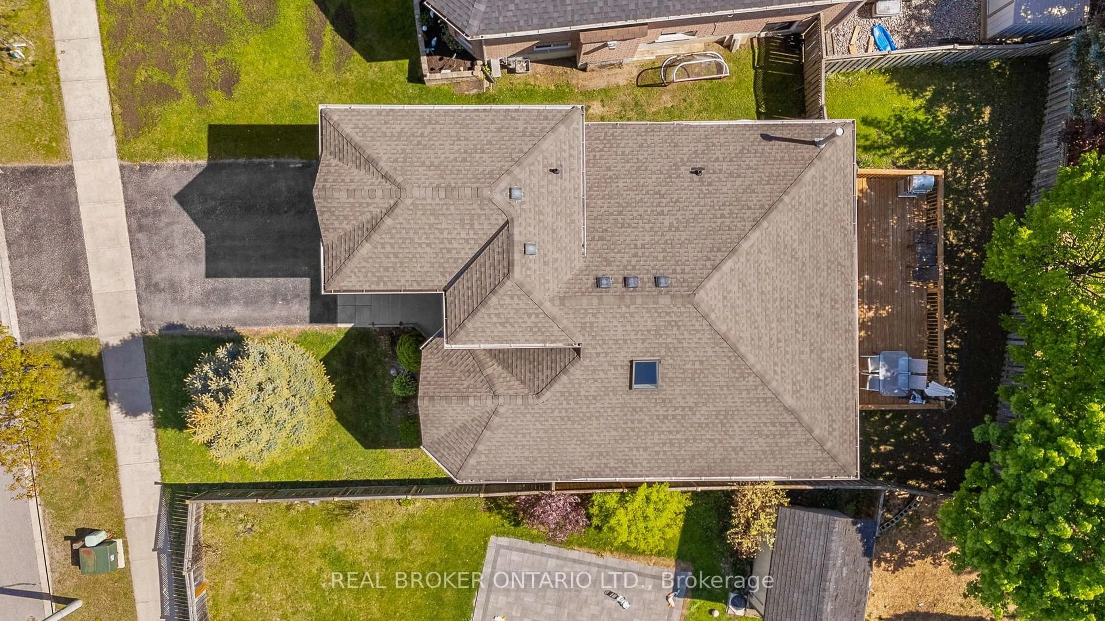 A pic from outside/outdoor area/front of a property/back of a property/a pic from drone, building for 31 Bell St, Barrie Ontario L4N 0J2
