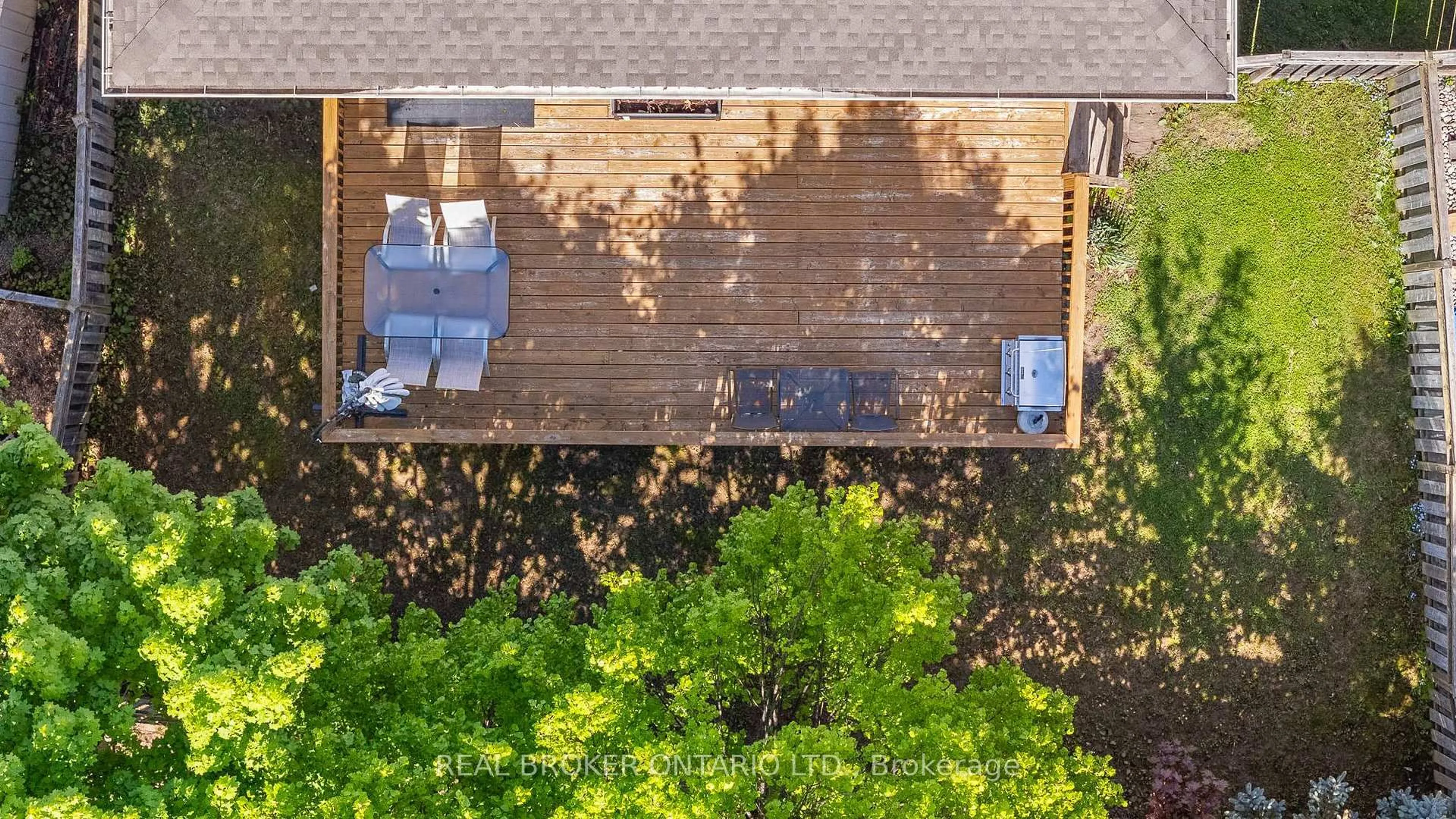 A pic from outside/outdoor area/front of a property/back of a property/a pic from drone, unknown for 31 Bell St, Barrie Ontario L4N 0J2