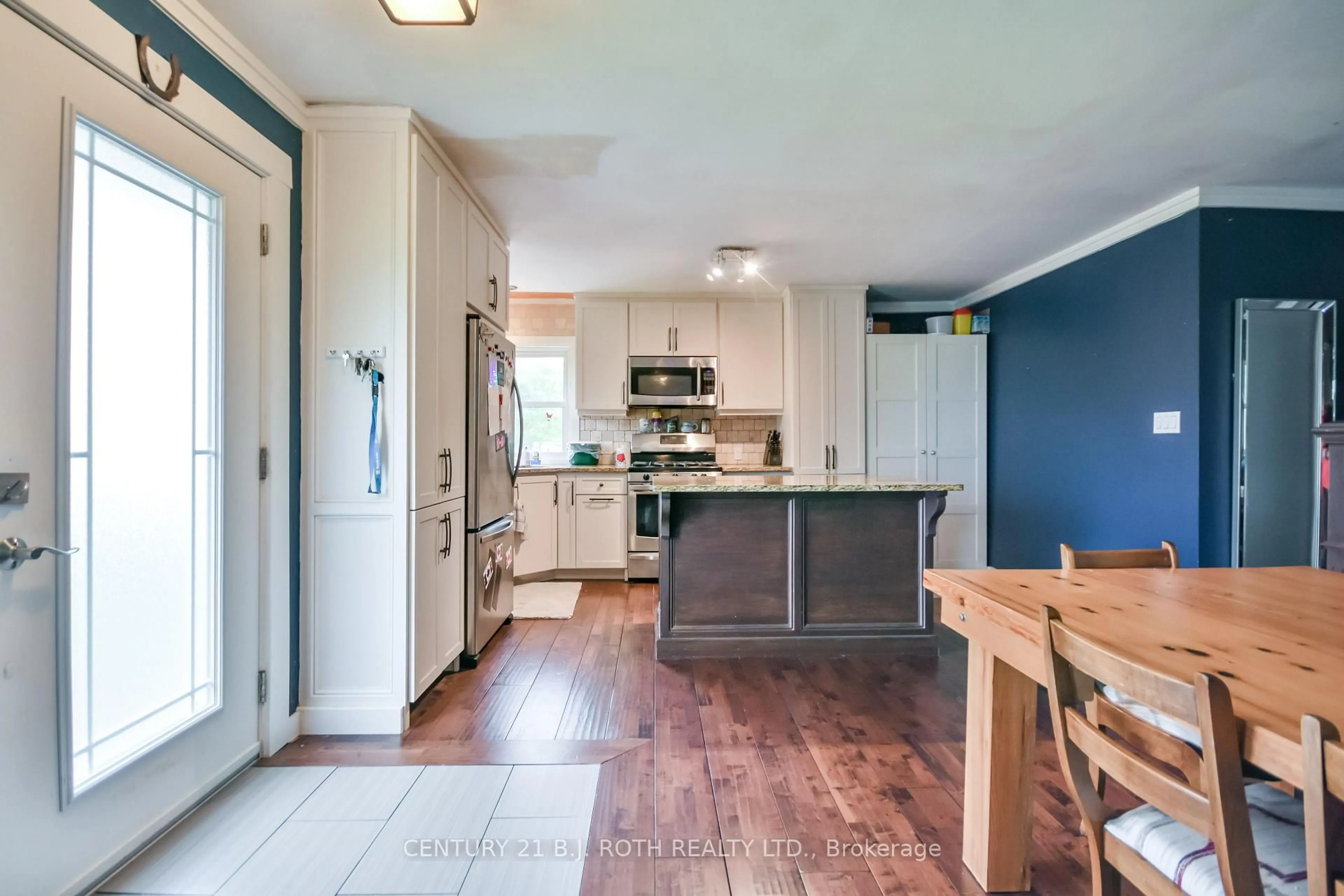Open concept kitchen, unknown for 13 Fitton Hts, Orillia Ontario L3V 4M7