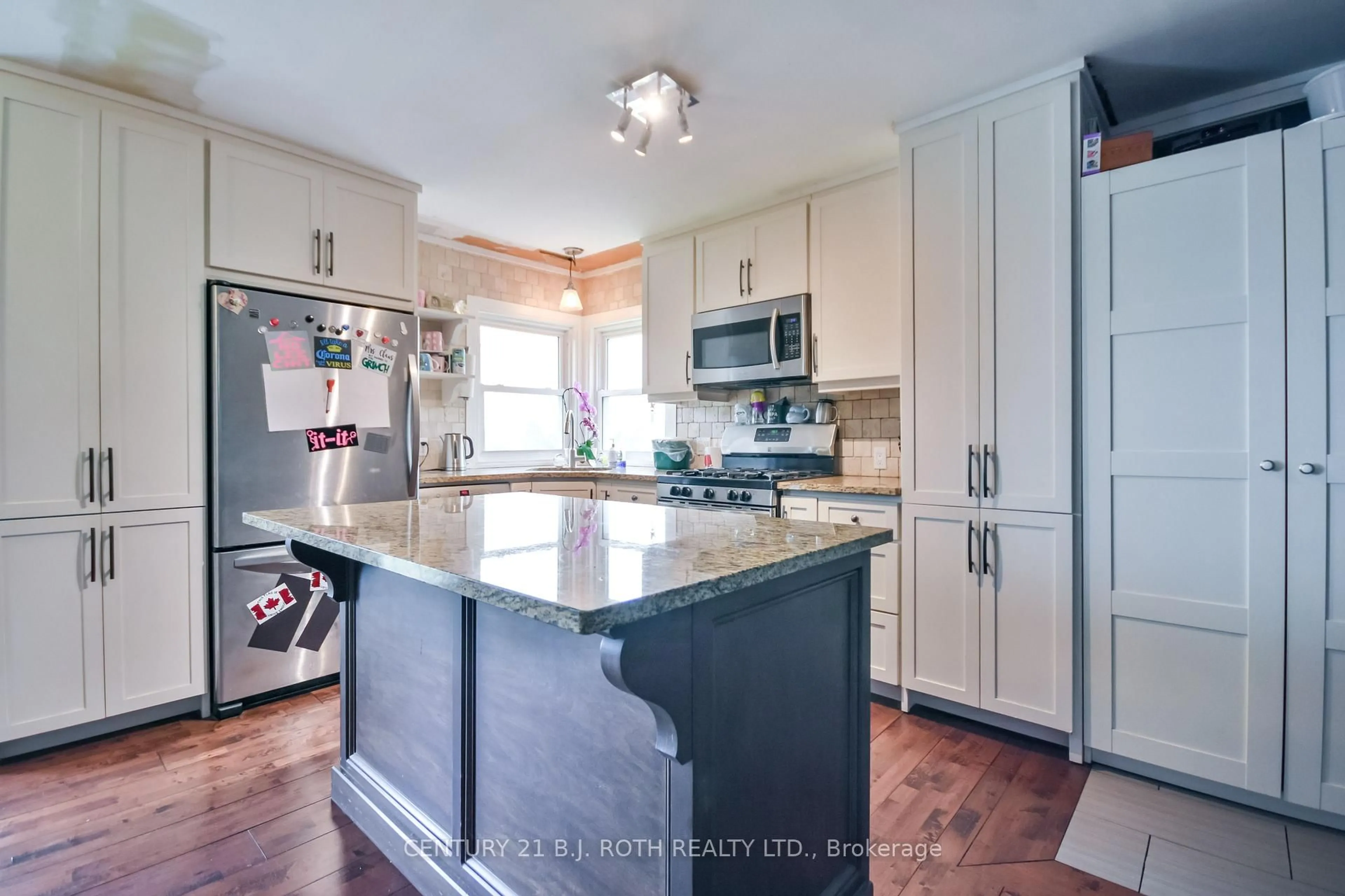 Open concept kitchen, unknown for 13 Fitton Hts, Orillia Ontario L3V 4M7