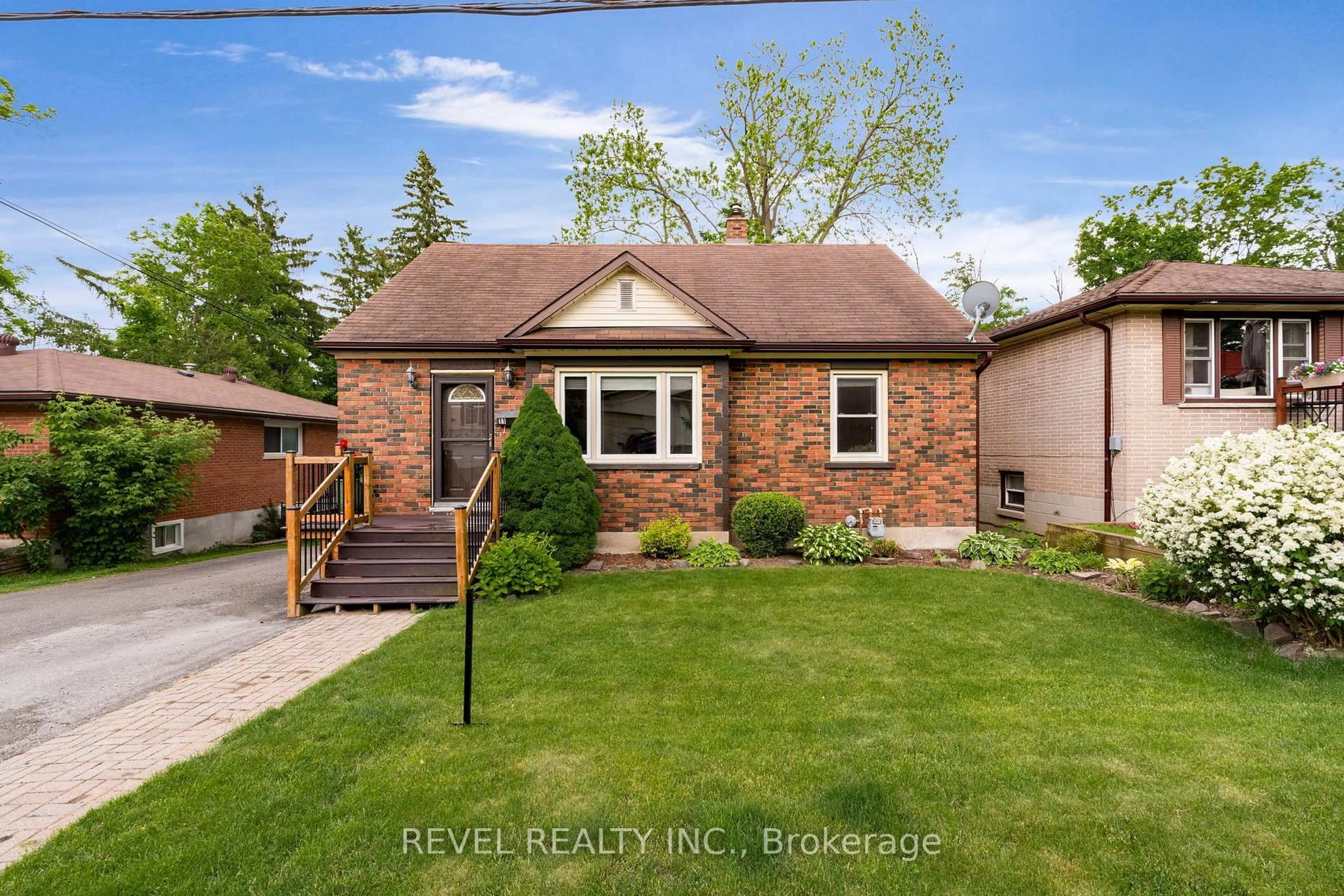 Home with brick exterior material, street for 11 North St, Barrie Ontario L4M 2S1