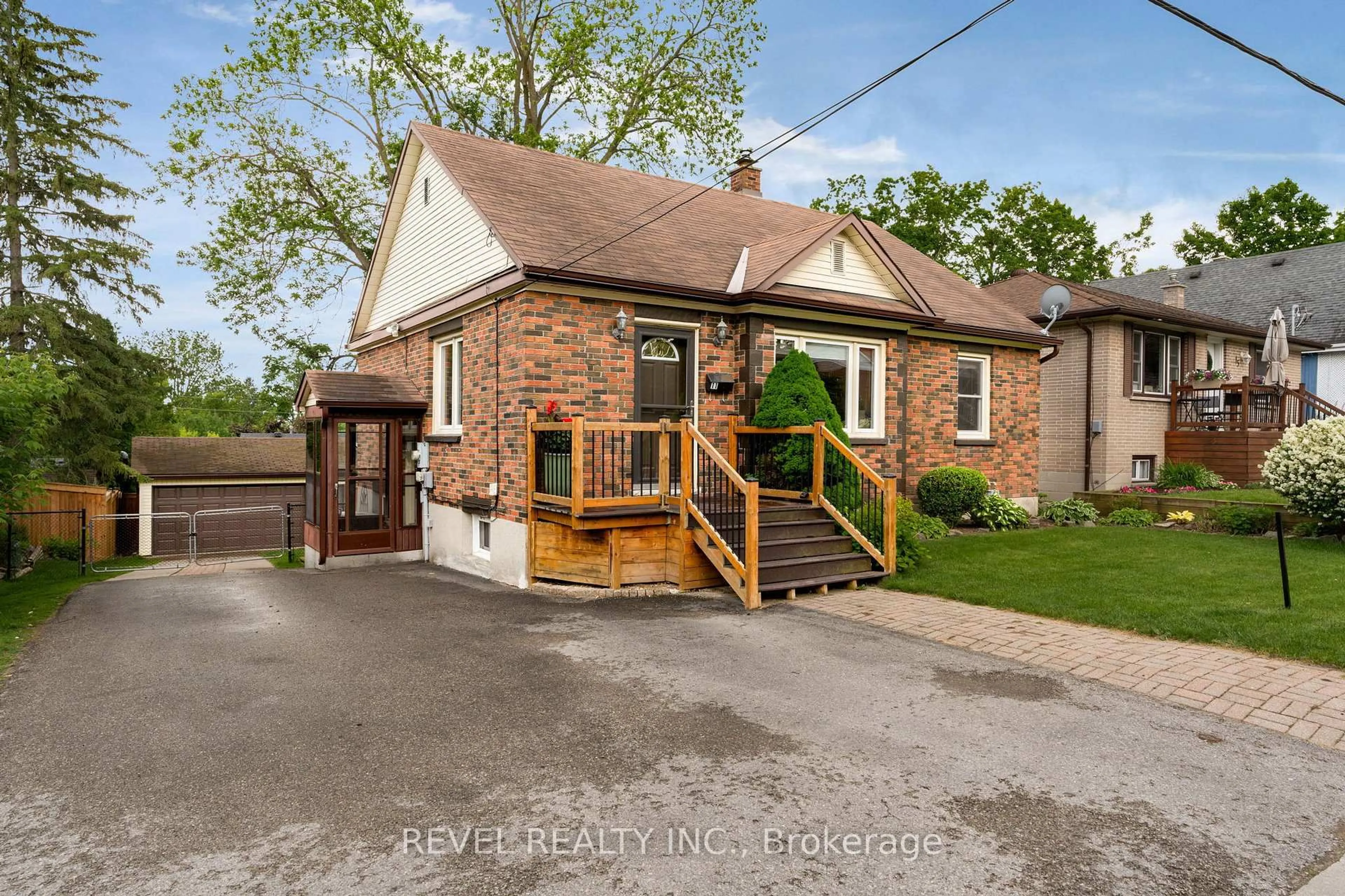 Home with brick exterior material, street for 11 North St, Barrie Ontario L4M 2S1