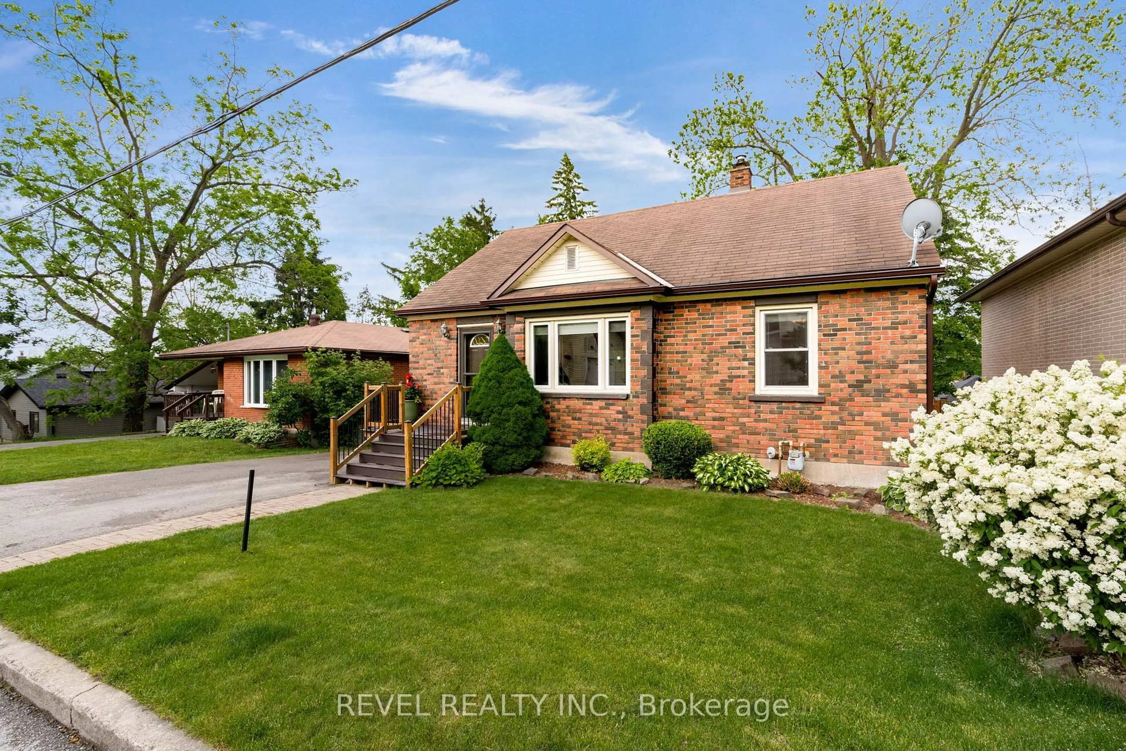 Home with brick exterior material, street for 11 North St, Barrie Ontario L4M 2S1