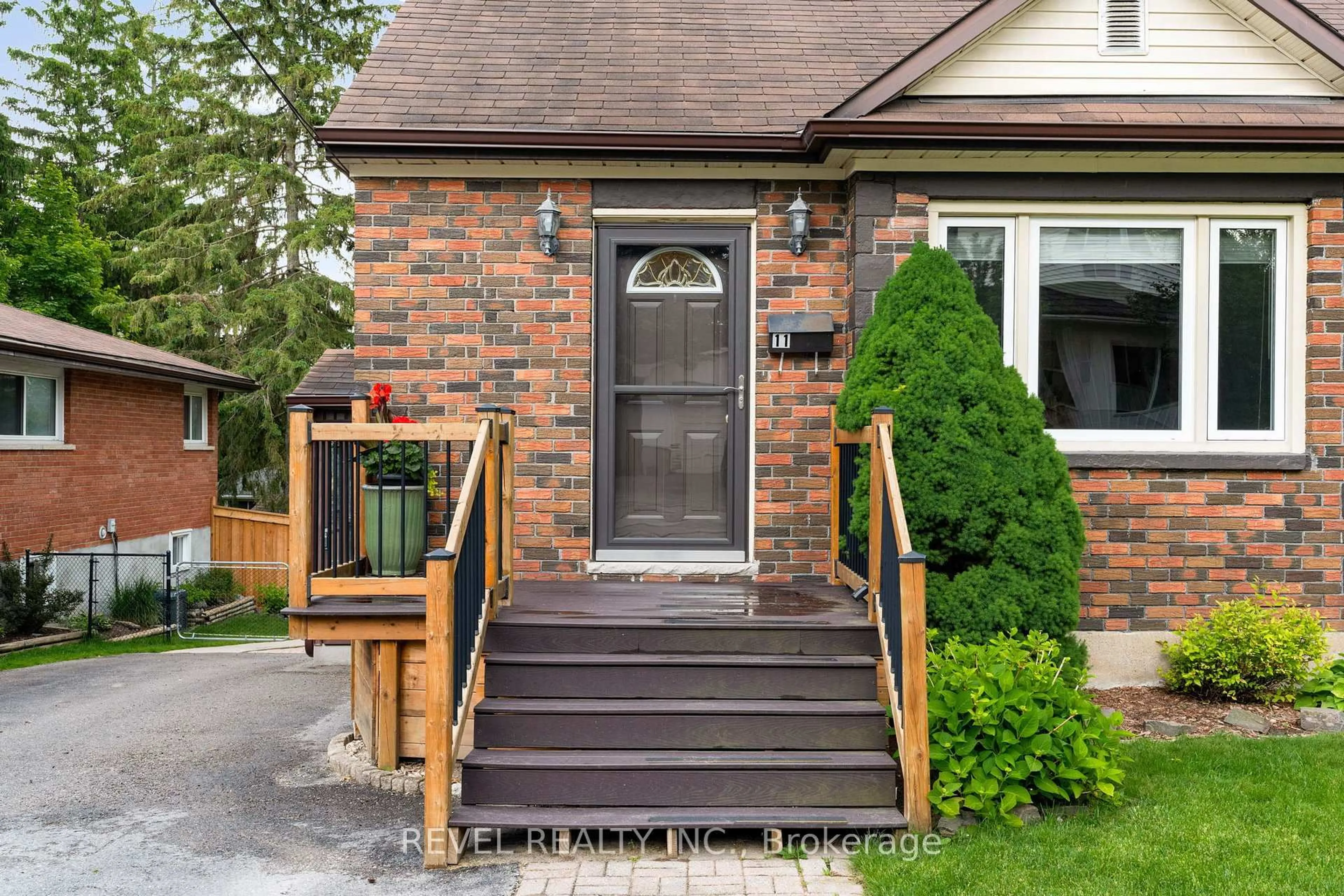 Home with brick exterior material, street for 11 North St, Barrie Ontario L4M 2S1