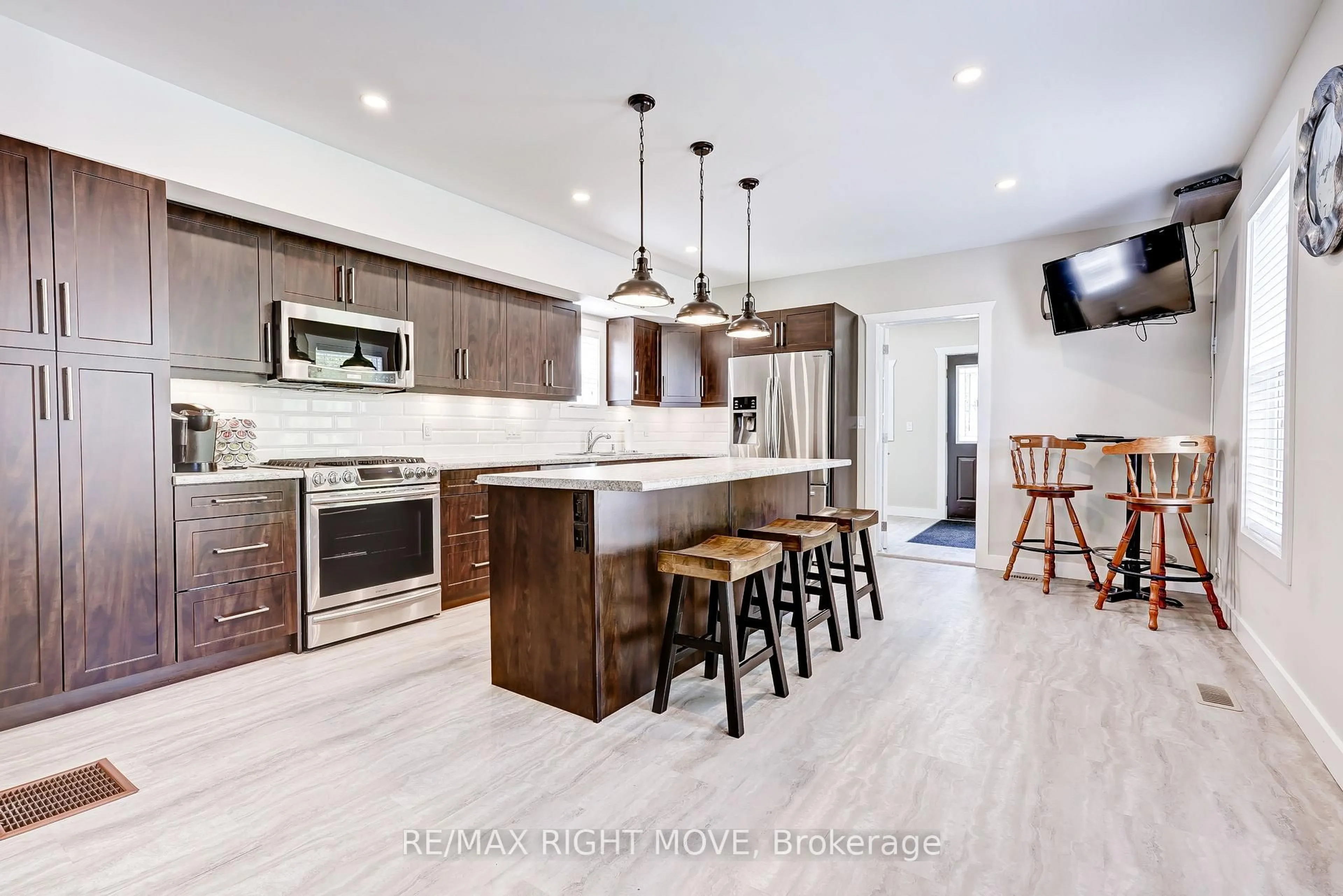 Open concept kitchen, unknown for 209 Atherley Rd, Orillia Ontario L3V 1N6